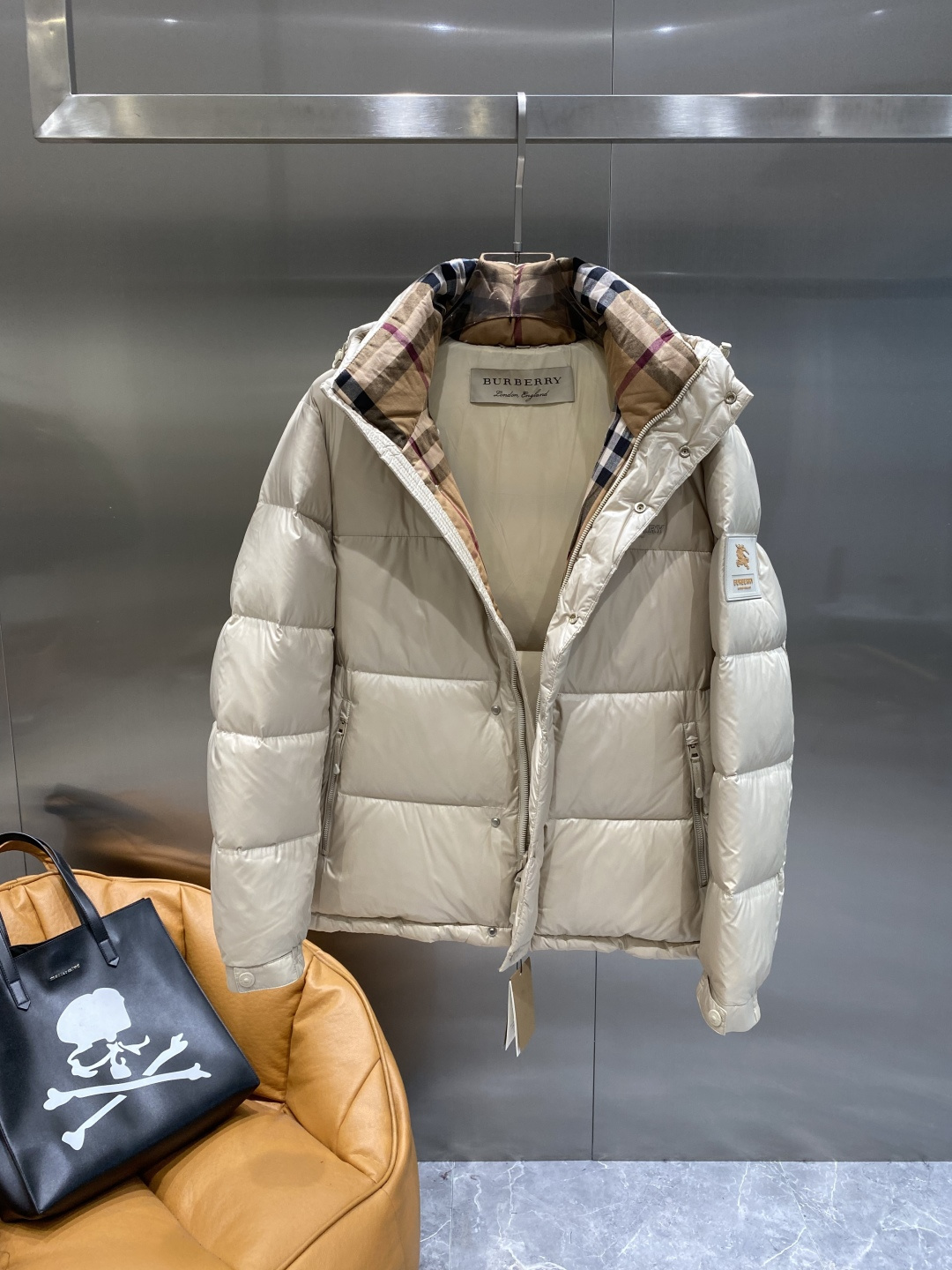 《𝙉𝙚𝙬🤍🖤巴家》2025独家专供秋冬新款羽绒服。贸易公司渠道稀出，降温天气必备的保暖单品，不论是日常还