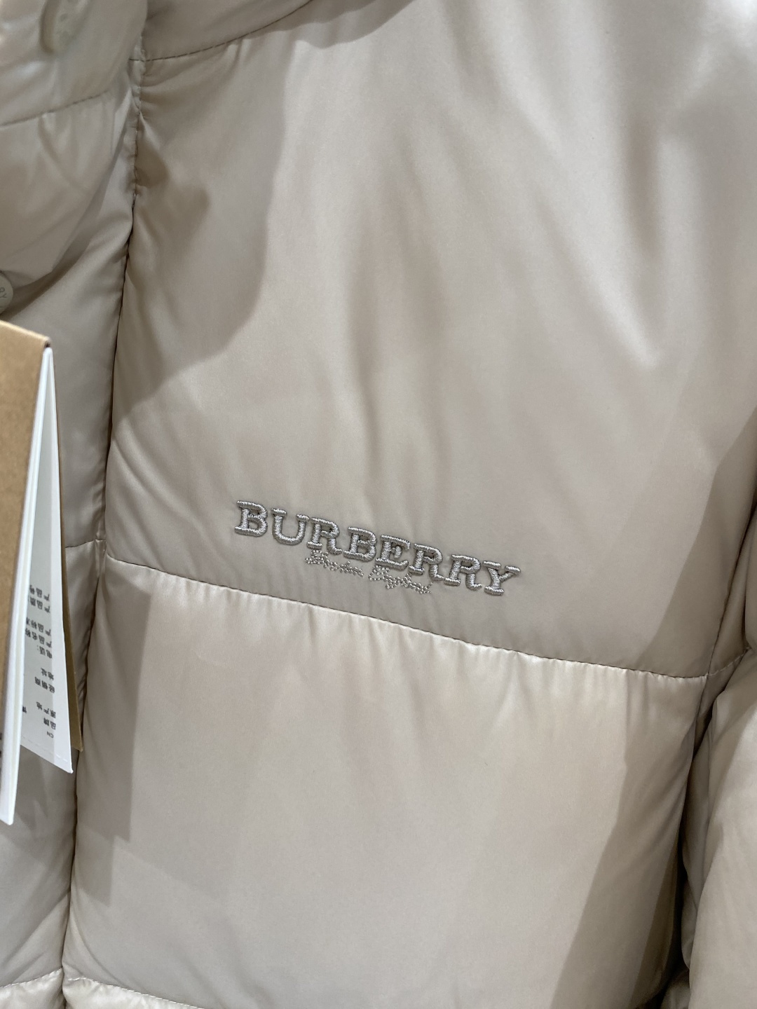 《𝙉𝙚𝙬🤍🖤巴家》2025独家专供秋冬新款羽绒服。贸易公司渠道稀出，降温天气必备的保暖单品，不论是日常还