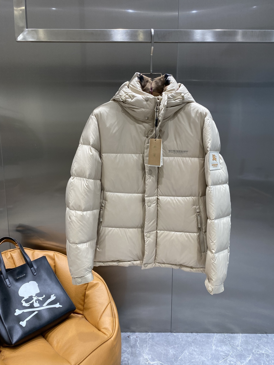 《𝙉𝙚𝙬🤍🖤巴家》2025独家专供秋冬新款羽绒服。贸易公司渠道稀出，降温天气必备的保暖单品，不论是日常还