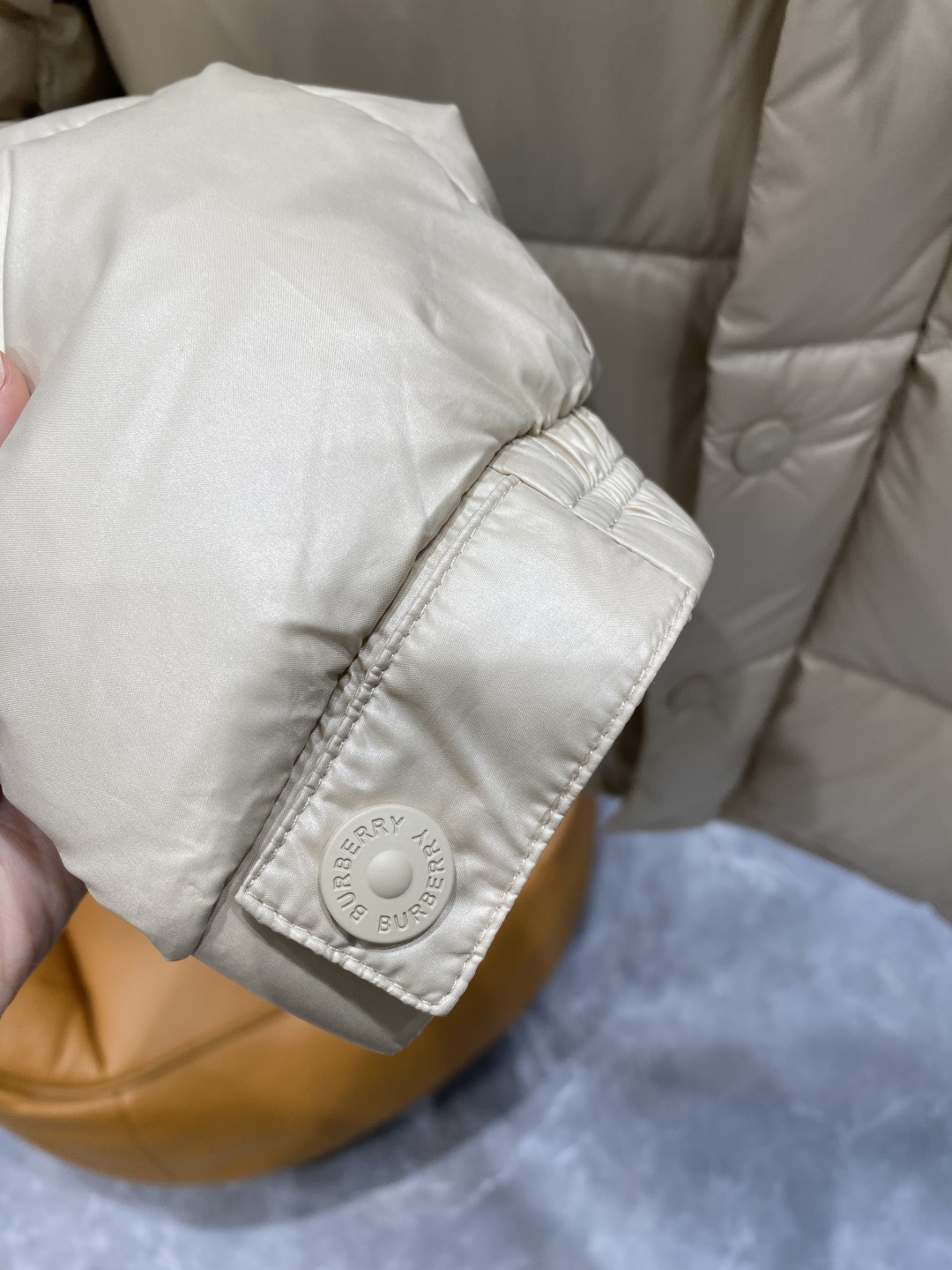 《𝙉𝙚𝙬🤍🖤巴家》2025独家专供秋冬新款羽绒服。贸易公司渠道稀出，降温天气必备的保暖单品，不论是日常还