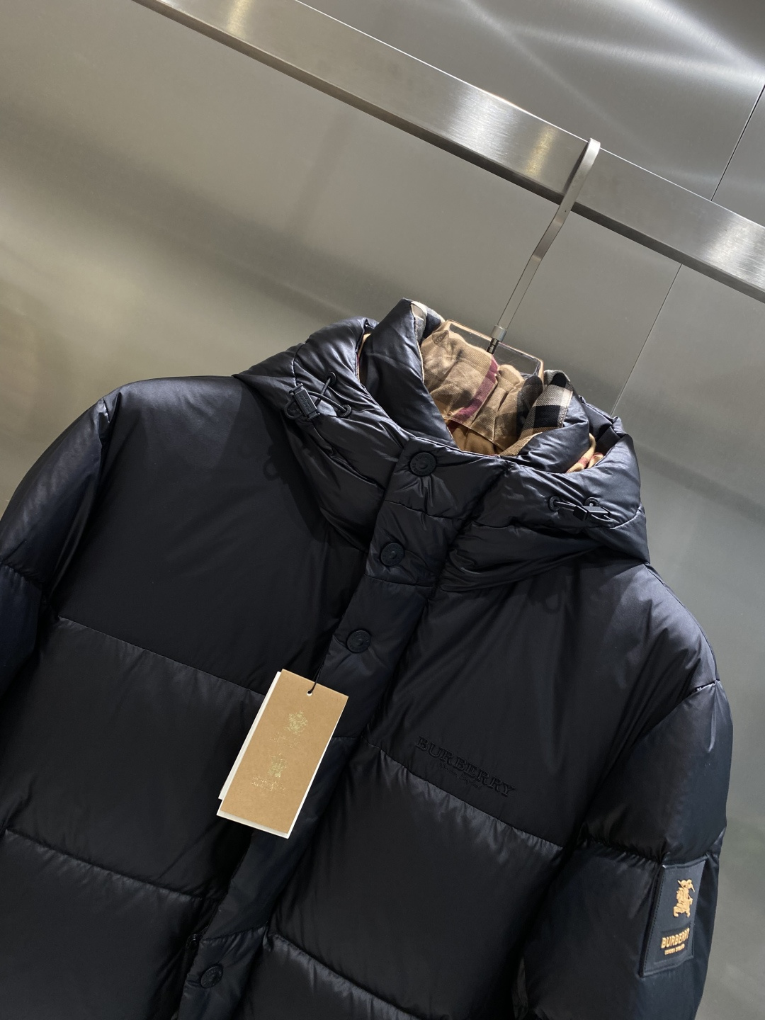 《𝙉𝙚𝙬🤍🖤巴家》2025独家专供秋冬新款羽绒服。贸易公司渠道稀出，降温天气必备的保暖单品，不论是日常还