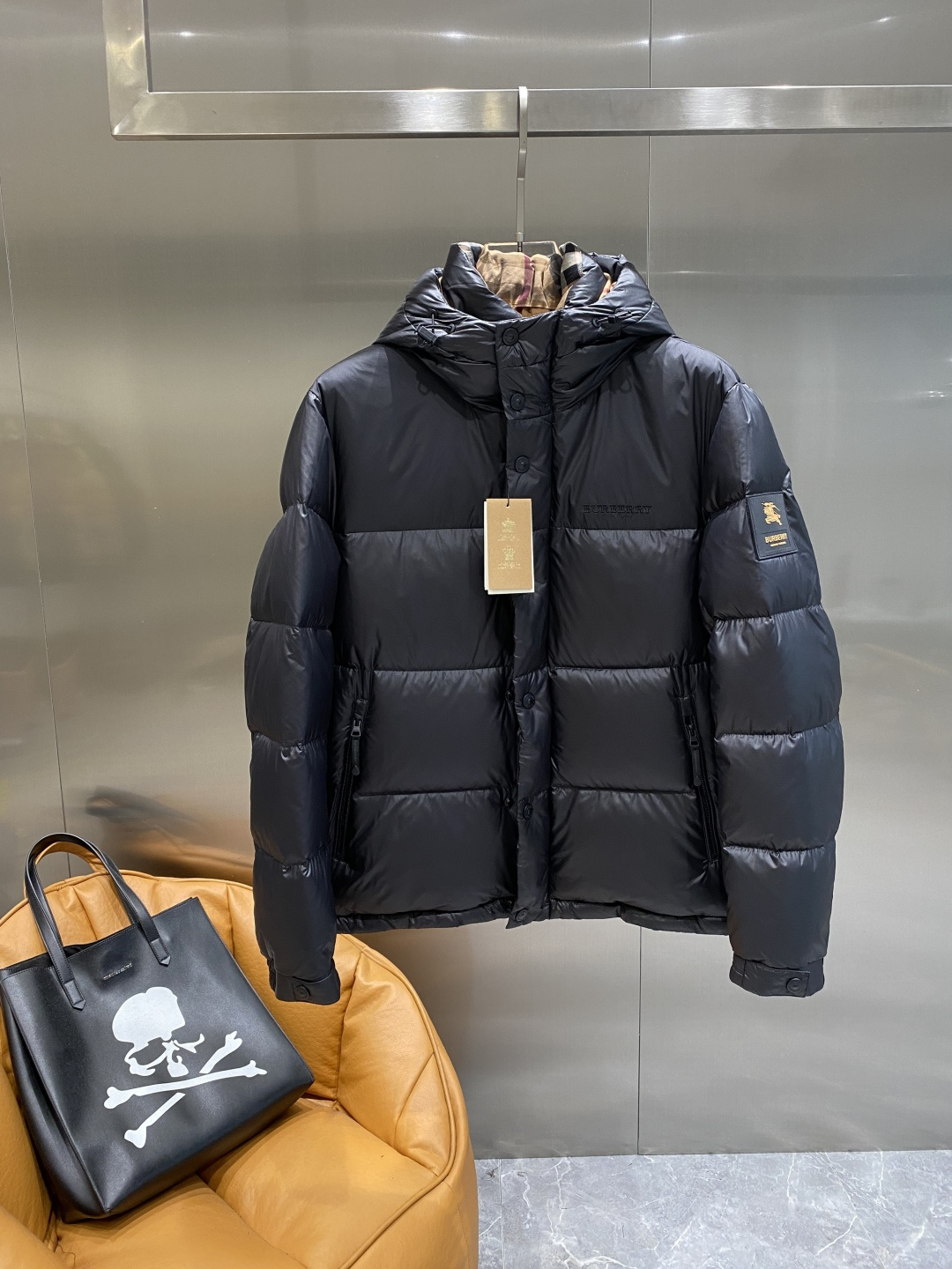 《𝙉𝙚𝙬🤍🖤巴家》2025独家专供秋冬新款羽绒服。贸易公司渠道稀出，降温天气必备的保暖单品，不论是日常还