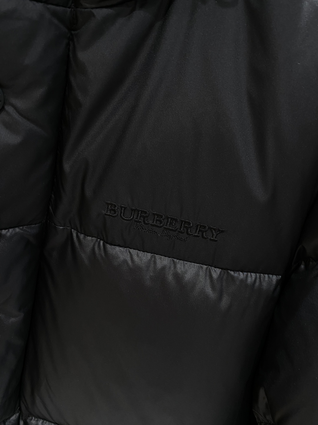 《𝙉𝙚𝙬🤍🖤巴家》2025独家专供秋冬新款羽绒服。贸易公司渠道稀出，降温天气必备的保暖单品，不论是日常还