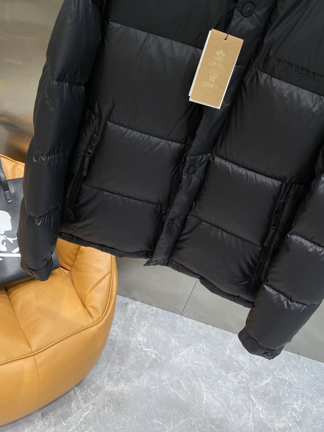 《𝙉𝙚𝙬🤍🖤巴家》2025独家专供秋冬新款羽绒服。贸易公司渠道稀出，降温天气必备的保暖单品，不论是日常还