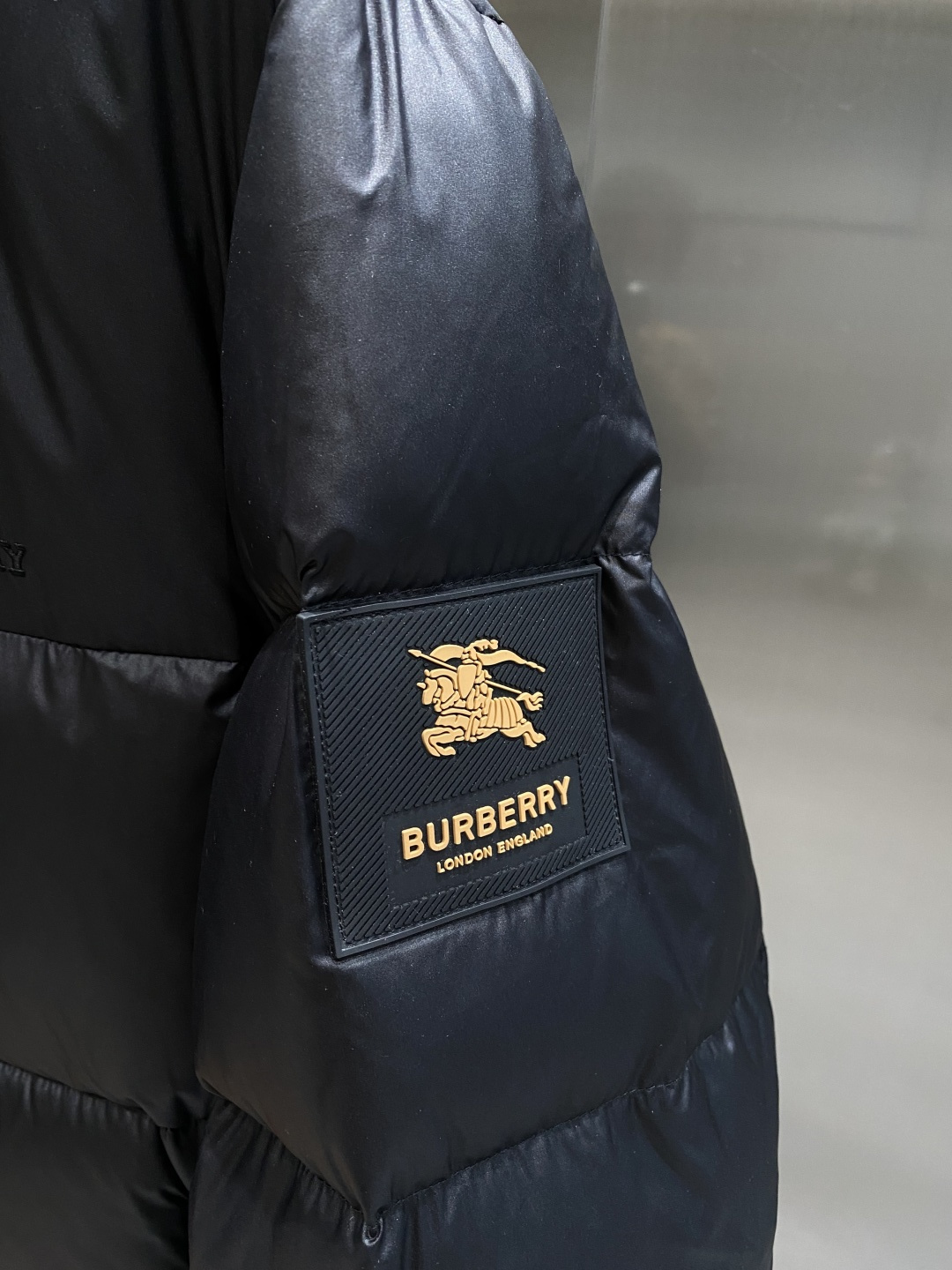 《𝙉𝙚𝙬🤍🖤巴家》2025独家专供秋冬新款羽绒服。贸易公司渠道稀出，降温天气必备的保暖单品，不论是日常还