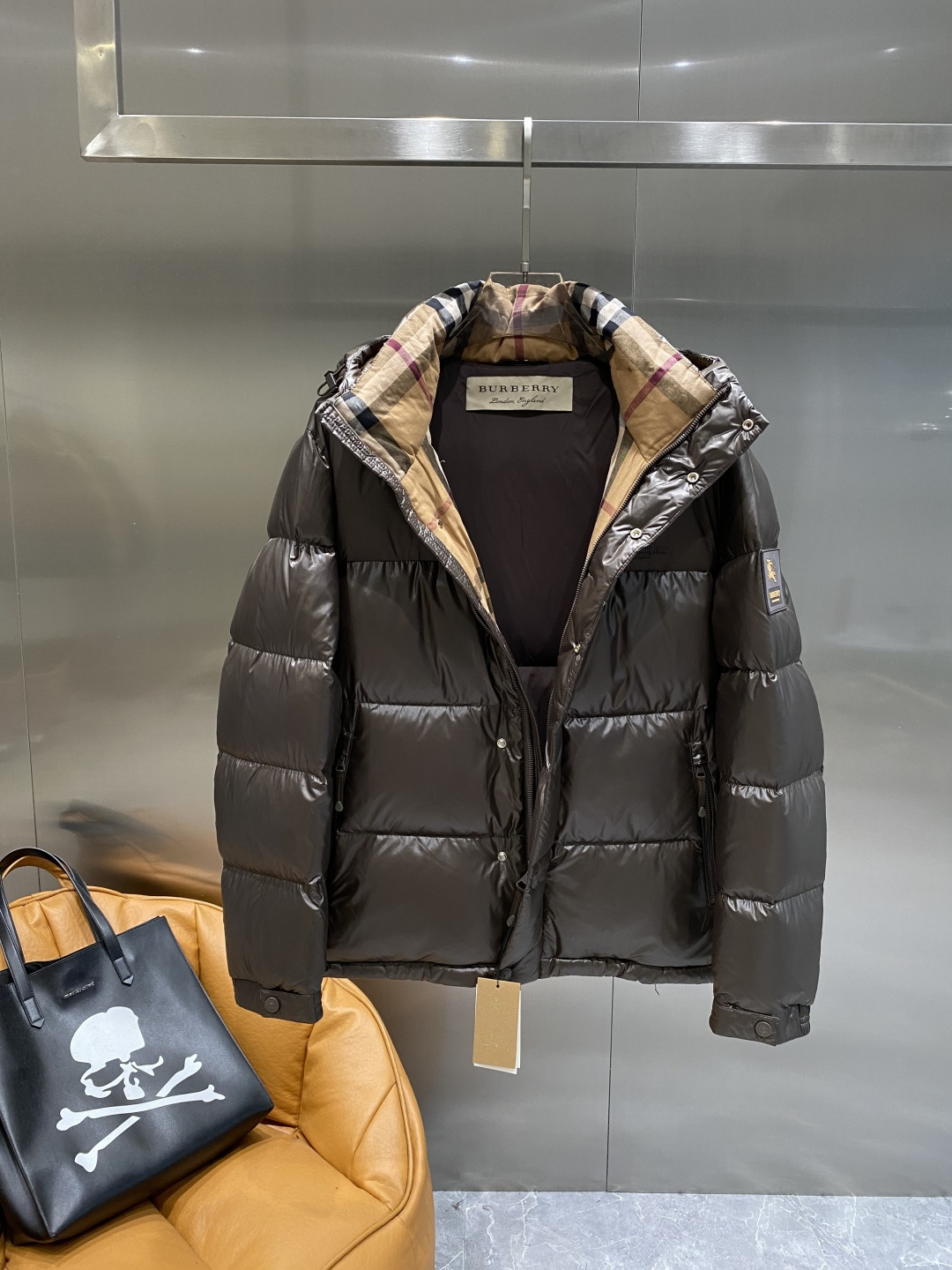 《𝙉𝙚𝙬🤍🖤巴家》2025独家专供秋冬新款羽绒服。贸易公司渠道稀出，降温天气必备的保暖单品，不论是日常还