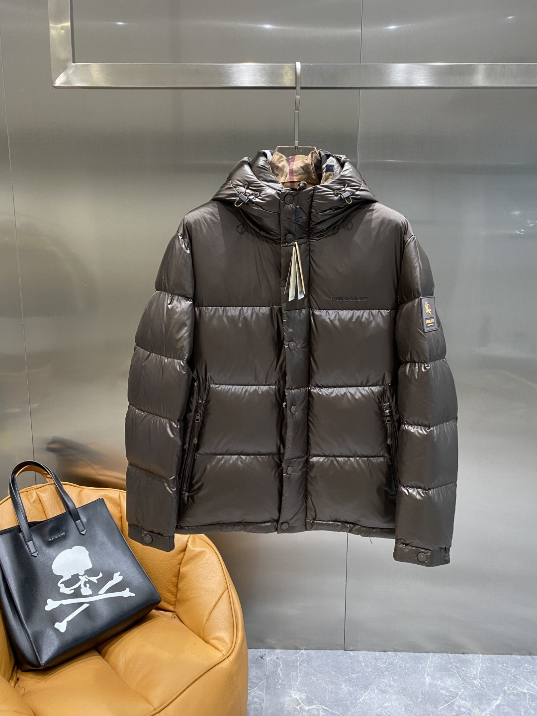 《𝙉𝙚𝙬🤍🖤巴家》2025独家专供秋冬新款羽绒服。贸易公司渠道稀出，降温天气必备的保暖单品，不论是日常还