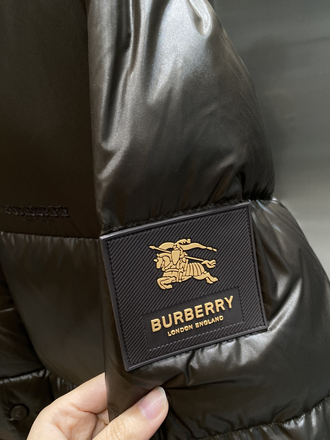 《𝙉𝙚𝙬🤍🖤巴家》2025独家专供秋冬新款羽绒服。贸易公司渠道稀出，降温天气必备的保暖单品，不论是日常还