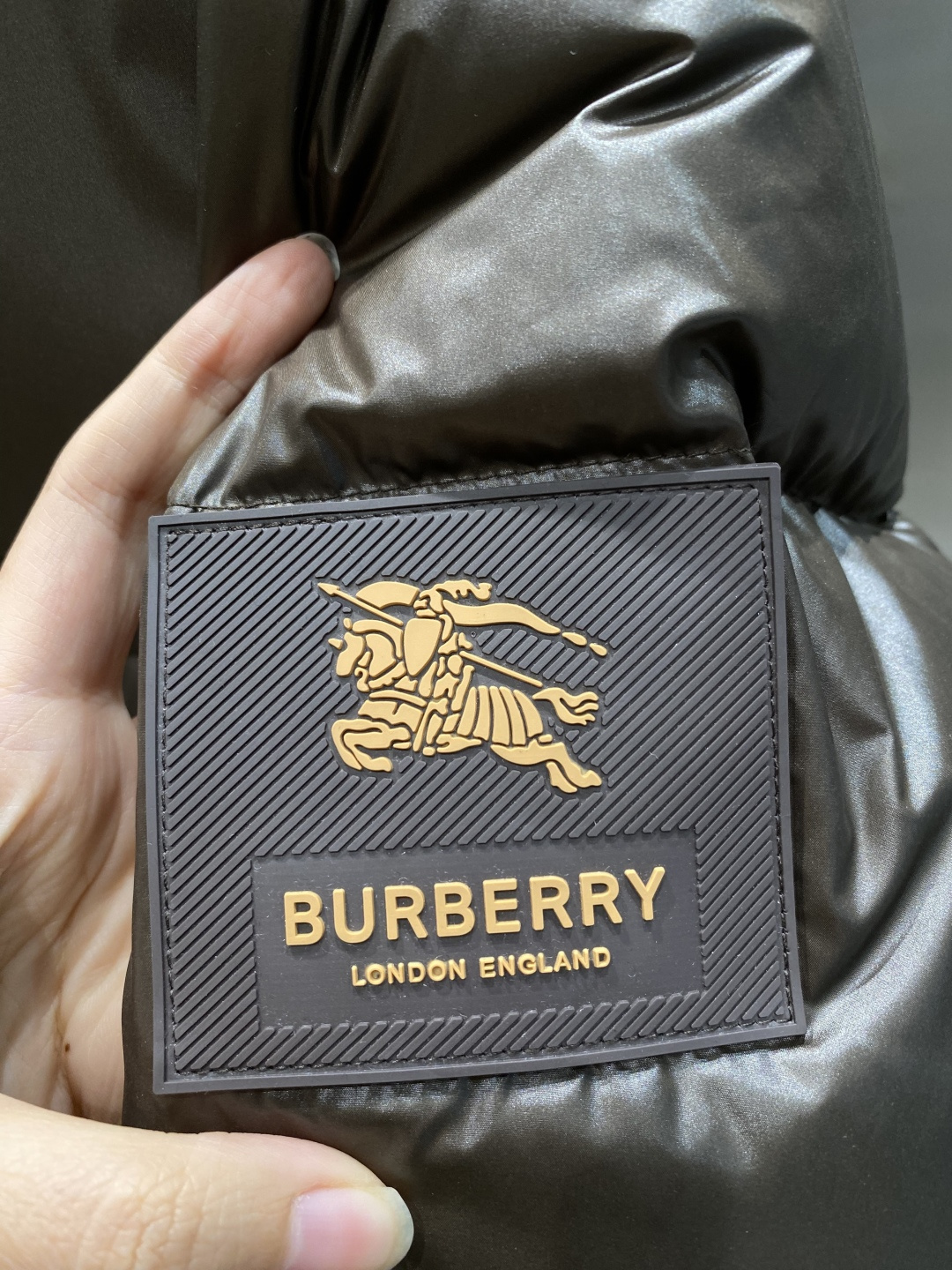 《𝙉𝙚𝙬🤍🖤巴家》2025独家专供秋冬新款羽绒服。贸易公司渠道稀出，降温天气必备的保暖单品，不论是日常还