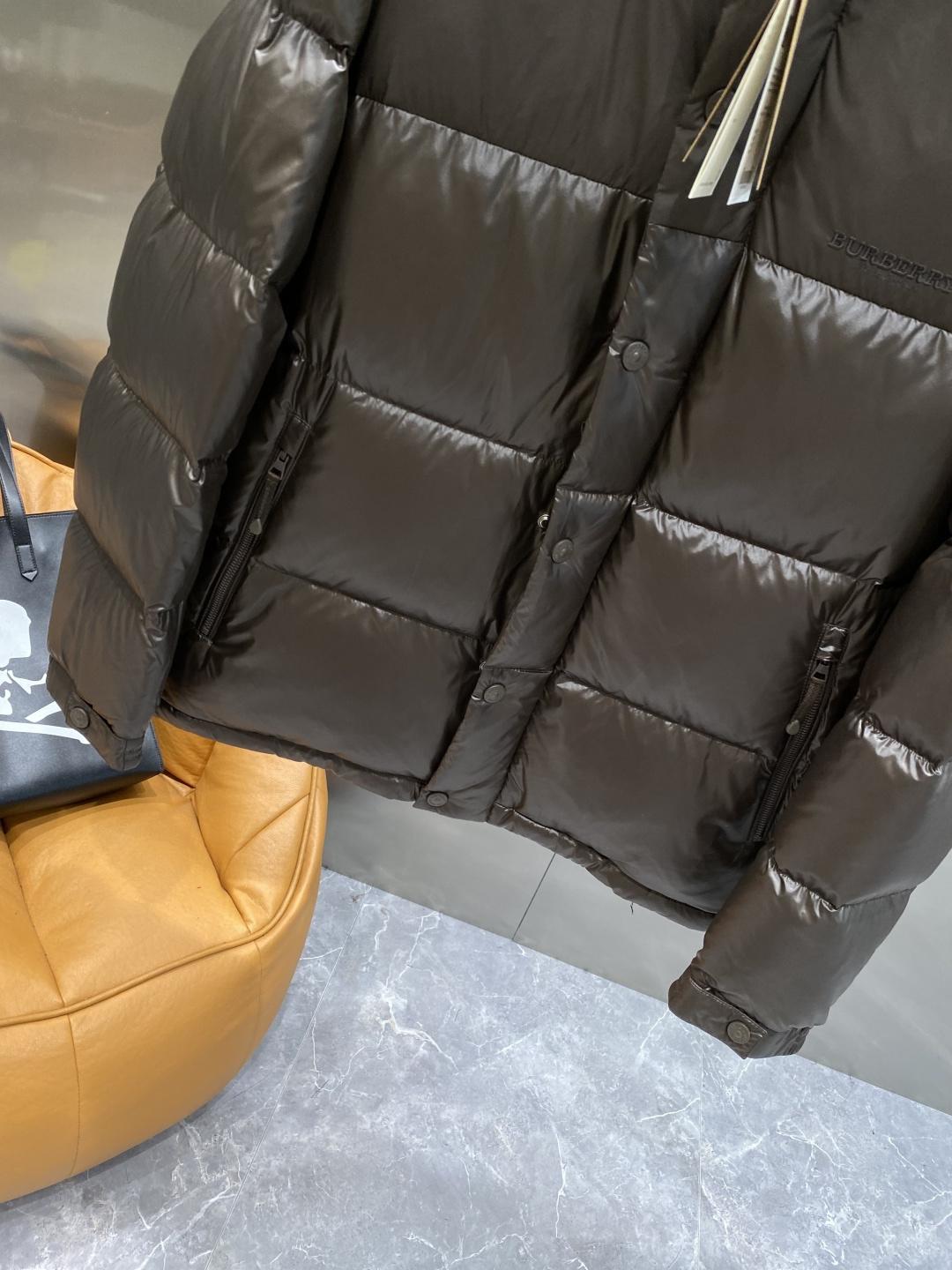 《𝙉𝙚𝙬🤍🖤巴家》2025独家专供秋冬新款羽绒服。贸易公司渠道稀出，降温天气必备的保暖单品，不论是日常还