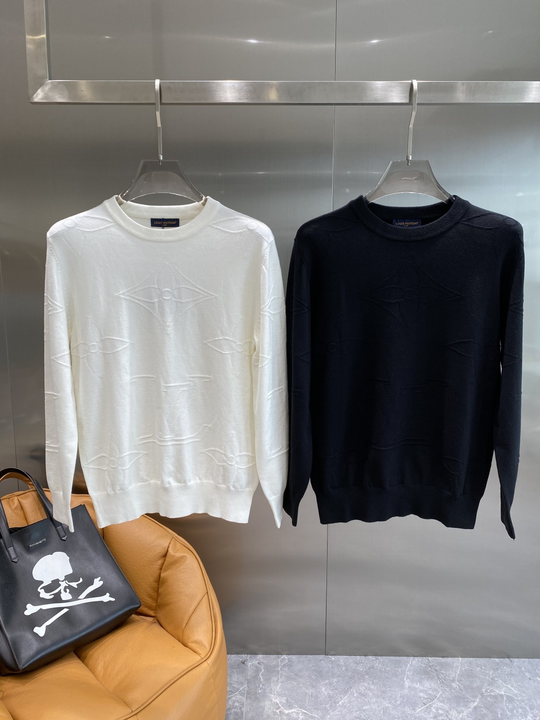 NO:595360,'Donkey Family' Autumn and winter classic men's knitted long-sleeved round neck pullover sweater. This sweater pays tribute to classic patterns. It is carefully made of cotton jersey fabric with details to create a contrasting effect. Elegant and distinctive, it can be paired with jeans. Sizes M-3XL k2,, louis vuitton, louis vuitton, jeans, sweaters, alexander wang19860909《驴家》 秋冬经典男士针织长袖圆领套头毛衣 这款针织衫向经典图案致敬.采用棉质平纹针织面料精心制作,细节,打造对比鲜明的效果.优雅而富有特色,可搭配牛仔裤.尺码M-3XL隔天 k2,,louis vuitton,louis vuitton,jeans,sweaters,alexander wang,Men's clothing