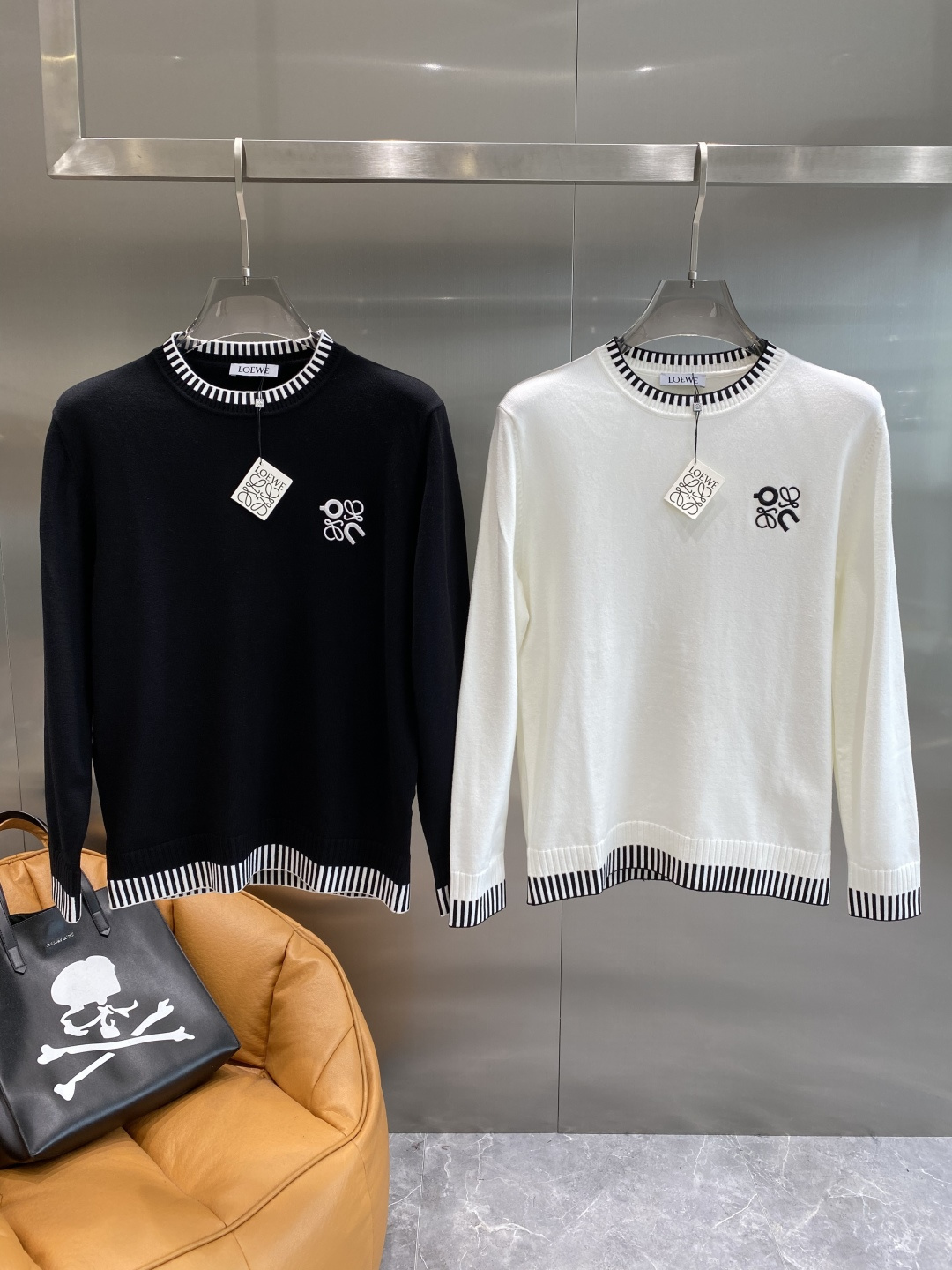 NO:595364,'Luojia' Autumn and winter classic men's knitted long-sleeved round neck pullover sweater. This sweater pays tribute to classic patterns. It is carefully made of cotton jersey fabric with details to create a contrasting effect. Elegant and distinctive, it can be paired with jeans. Sizes M-3XL k2, loewe, jeans, sweaters, alexander wang19860909《罗家》 秋冬经典男士针织长袖圆领套头毛衣 这款针织衫向经典图案致敬.采用棉质平纹针织面料精心制作,细节,打造对比鲜明的效果.优雅而富有特色,可搭配牛仔裤.尺码M-3XL隔天 k2,,loewe,jeans,sweaters,alexander wang,Men's clothing