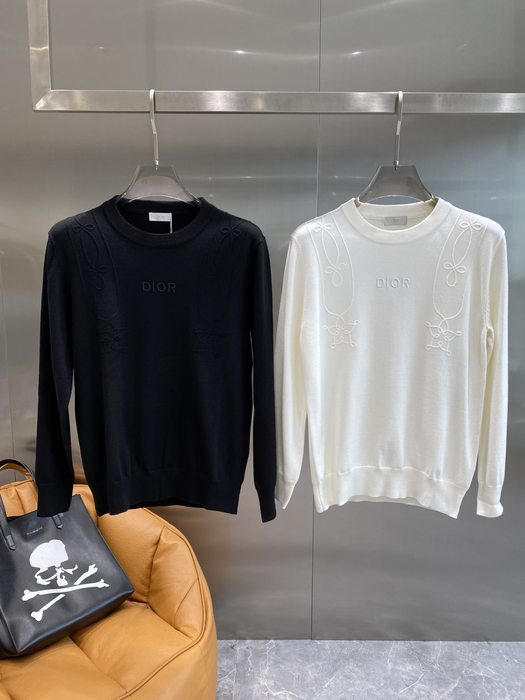 NO:595356,'Dijia' Autumn and winter classic men's knitted pullover sweater. This sweater pays tribute to classic patterns. It is carefully made of cotton jersey fabric with details to create a contrasting effect. Elegant and distinctive, it can be paired with jeans. Sizes M-3XL k2, dior, jeans, sweaters, alexander wang19860909《迪家》 秋冬经典男士针织套头毛衣 这款针织衫向经典图案致敬.采用棉质平纹针织面料精心制作,细节,打造对比鲜明的效果.优雅而富有特色,可搭配牛仔裤.尺码M-3XL隔天 k2,,dior,jeans,sweaters,alexander wang,Men's clothing