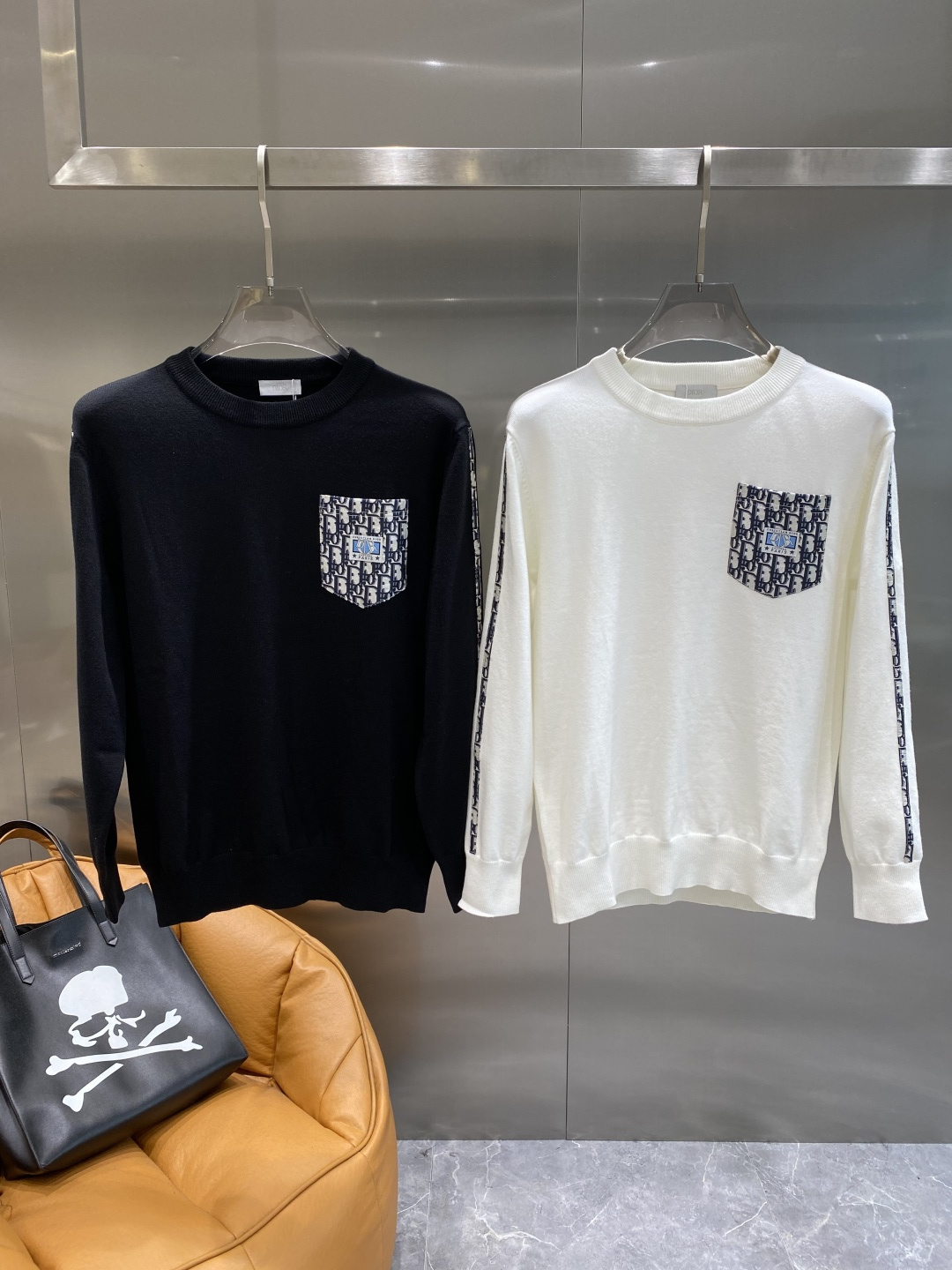 NO:595352,'Dijia' 2025 exclusive exclusive supply of new original men's casual knitted sweaters, high-end customization, high-end version, fashionable and versatile, popular imported fabrics, super soft and delicate to the touch, skin-friendly and comfortable to wear, high-end boutique, the upper body is exquisitely made by the factory, a must-have item for men, complete with three standards, size M-3XL, next day k2, dior, sweaters, alexander wang19860909《迪家》 2025独家专供新款原单男士休闲针织毛衣 高端定制 高端版本 时尚百搭爆款进口面料 手感超柔软细腻 穿着亲肤舒适 高端精品 代工厂精细做上身非常赞 男士必备单品 三标齐全 码数M-3XL隔天 k2,,dior,sweaters,alexander wang,Men's clothing