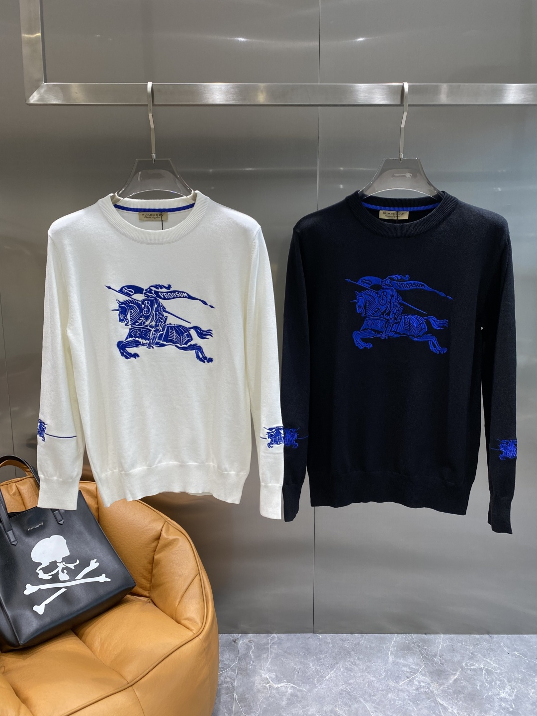 NO:595349,'Bajia' 2025 exclusive exclusive supply of new original men's casual knitted sweaters, high-end customization, high-end version, fashionable and versatile imported fabrics, super soft and delicate to the touch, skin-friendly and comfortable to wear, high-end boutique, the upper body is exquisitely made by the factory, a must-have item for men, complete with three standards, size M-3XL, next day k2,, burberry, sweaters, alexander wang19860909《巴家》 2025独家专供新款原单男士休闲针织毛衣 高端定制 高端版本 时尚百搭爆款进口面料 手感超柔软细腻 穿着亲肤舒适 高端精品 代工厂精细做上身非常赞 男士必备单品 三标齐全 码数M-3XL隔天 k2,,burberry,sweaters,alexander wang,Men's clothing