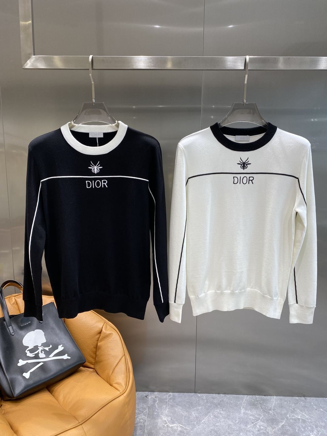 NO:595359,'Dijia' Autumn and winter classic men's knitted long-sleeved round neck pullover sweater. This sweater pays tribute to classic patterns. It is carefully made of cotton jersey fabric with details to create a contrasting effect. Elegant and distinctive, it can be paired with jeans. Sizes M-3XL k2, dior, jeans, sweaters, alexander wang19860909《迪家》 秋冬经典男士针织长袖圆领套头毛衣 这款针织衫向经典图案致敬.采用棉质平纹针织面料精心制作,细节,打造对比鲜明的效果.优雅而富有特色,可搭配牛仔裤.尺码M-3XL隔天 k2,,dior,jeans,sweaters,alexander wang,Men's clothing