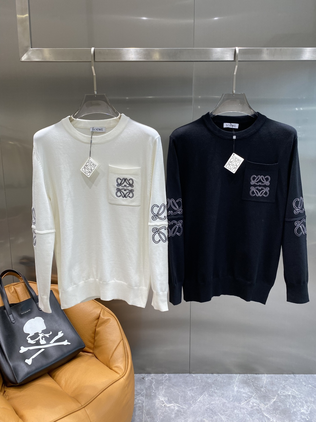 NO:595363,'Luojia' Autumn and winter classic men's knitted pullover sweater. This sweater pays tribute to classic patterns. It is carefully made of cotton jersey fabric with details to create a contrasting effect. Elegant and distinctive, it can be paired with jeans. Sizes M-3XL k2, loewe, jeans, sweaters, alexander wang19860909《罗家》 秋冬经典男士针织套头毛衣 这款针织衫向经典图案致敬.采用棉质平纹针织面料精心制作,细节,打造对比鲜明的效果.优雅而富有特色,可搭配牛仔裤.尺码M-3XL隔天 k2,,loewe,jeans,sweaters,alexander wang,Men's clothing