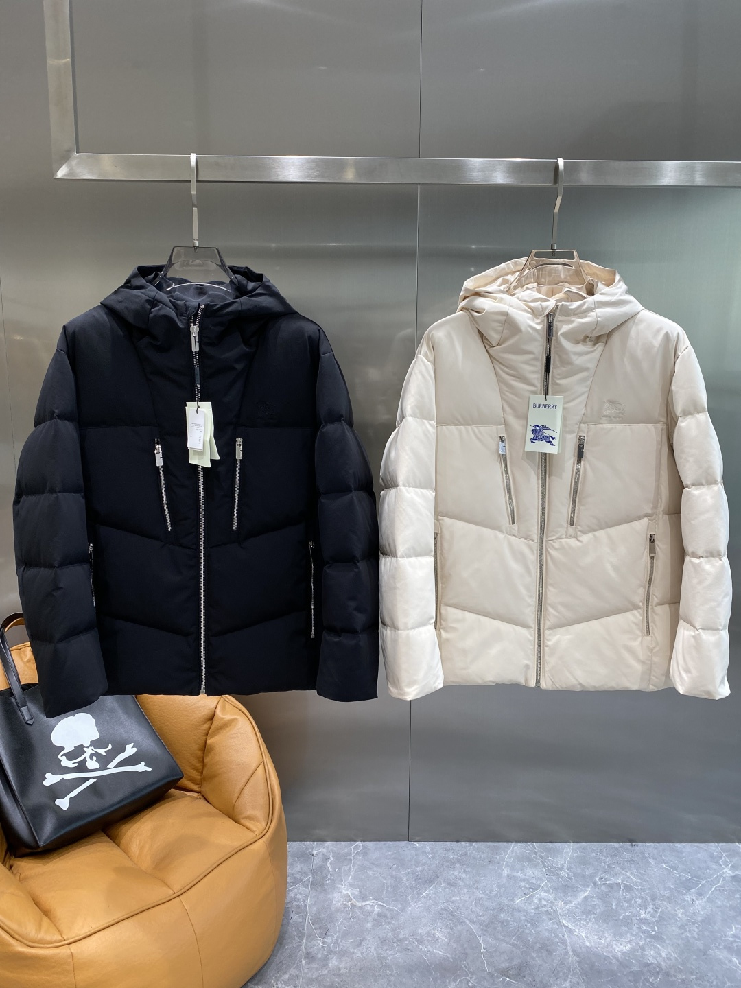 NO:595818,'Bajia' exclusively supplies new autumn and winter down jackets for 2025. Trading company channels are rare. It is a must-have warm item for cooling weather. It can be worn for daily or outdoor sports. It is wear-resistant, scratch-resistant and easy to care for. It is paired with large square quilting technology to create a fluffy and full overall effect. It also has a strong thermal insulation and temperature locking effect, so that you are not afraid of the cold outdoor weather in autumn and winter! Size M-3XL next day, burberry, down jacket, alexander wang19860909《巴家》 2025独家专供秋冬新款羽绒服.贸易公司渠道稀出,降温天气必备的保暖单品,不论是日常还是户外运动都能穿.耐磨防刮易打理,在搭配大方格绗缝工艺,打造蓬松饱满的整体效果,兼顾强悍的保暖锁温效果,让你无惧秋冬季寒冷的户外天气! 尺码M-3XL隔天,,burberry,down jacket,alexander wang,Men's clothing