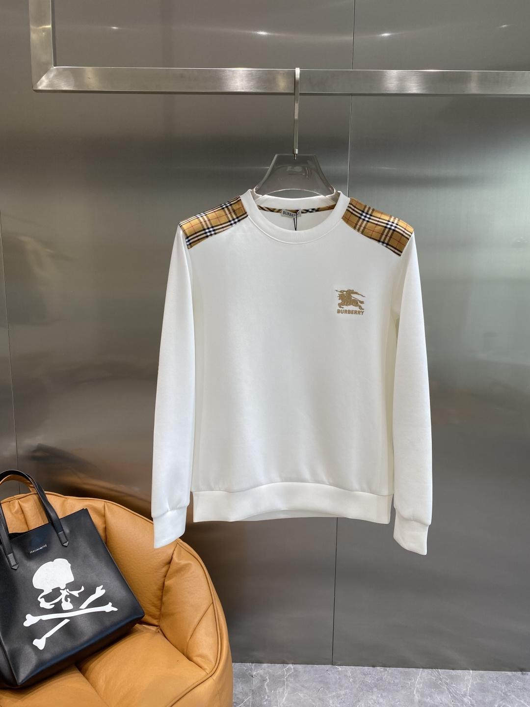 《𝙉𝙚𝙬🤍🖤巴家》25秋冬新品空气层 圆领卫衣，正面品牌标识设计，创意重释品牌标志性设计，采用400克重