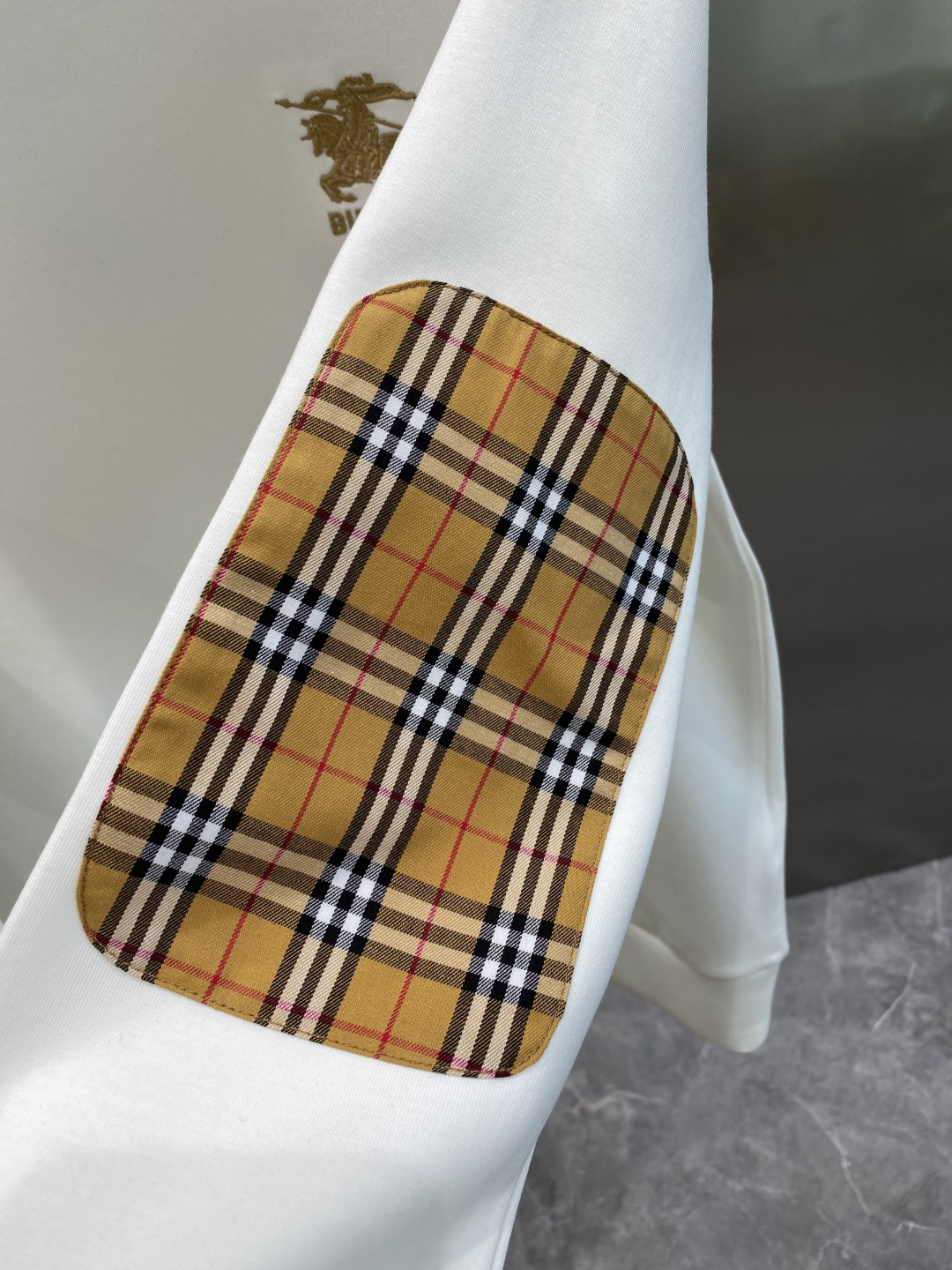 《𝙉𝙚𝙬🤍🖤巴家》25秋冬新品空气层 圆领卫衣，正面品牌标识设计，创意重释品牌标志性设计，采用400克重