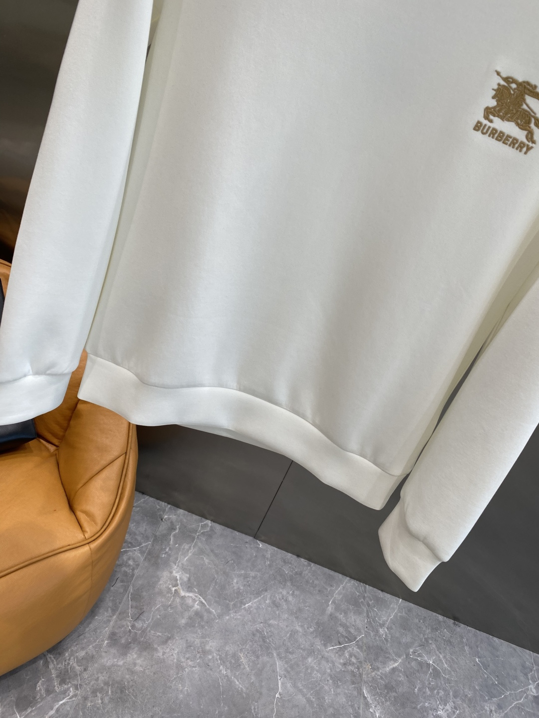 《𝙉𝙚𝙬🤍🖤巴家》25秋冬新品空气层 圆领卫衣，正面品牌标识设计，创意重释品牌标志性设计，采用400克重