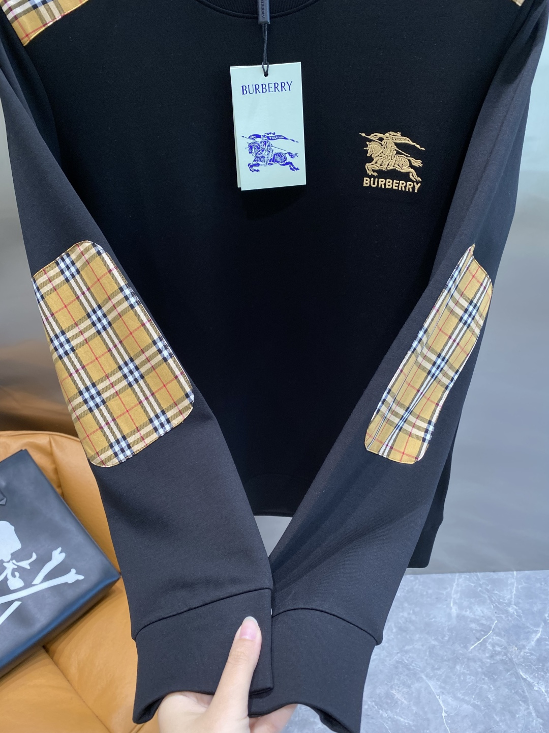 《𝙉𝙚𝙬🤍🖤巴家》25秋冬新品空气层 圆领卫衣，正面品牌标识设计，创意重释品牌标志性设计，采用400克重