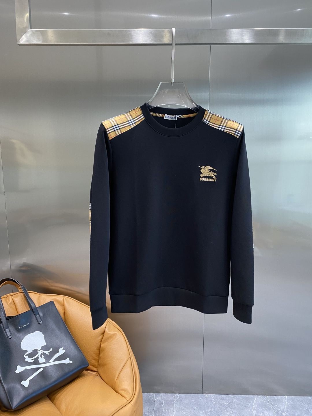 《𝙉𝙚𝙬🤍🖤巴家》25秋冬新品空气层 圆领卫衣，正面品牌标识设计，创意重释品牌标志性设计，采用400克重