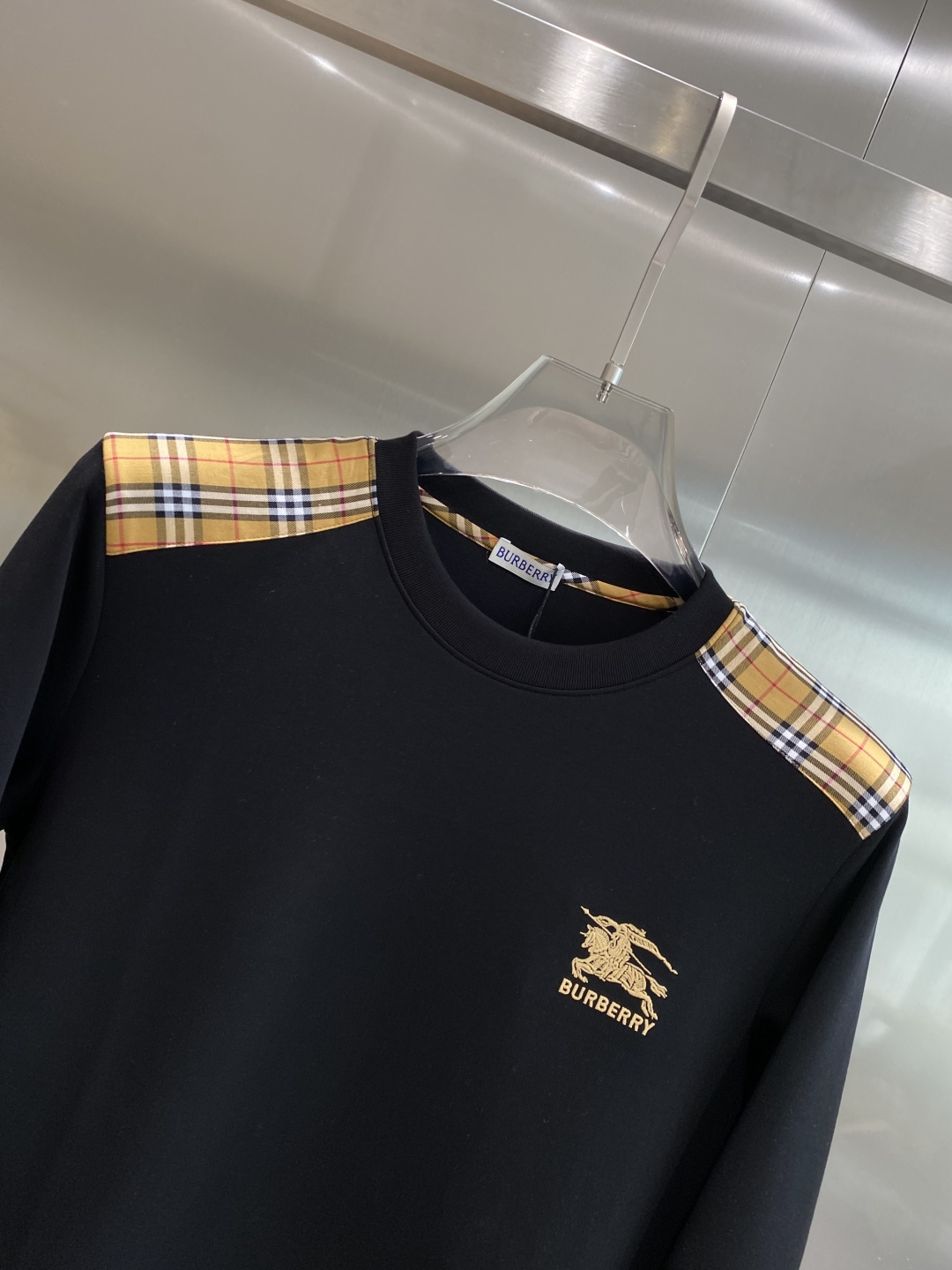 《𝙉𝙚𝙬🤍🖤巴家》25秋冬新品空气层 圆领卫衣，正面品牌标识设计，创意重释品牌标志性设计，采用400克重