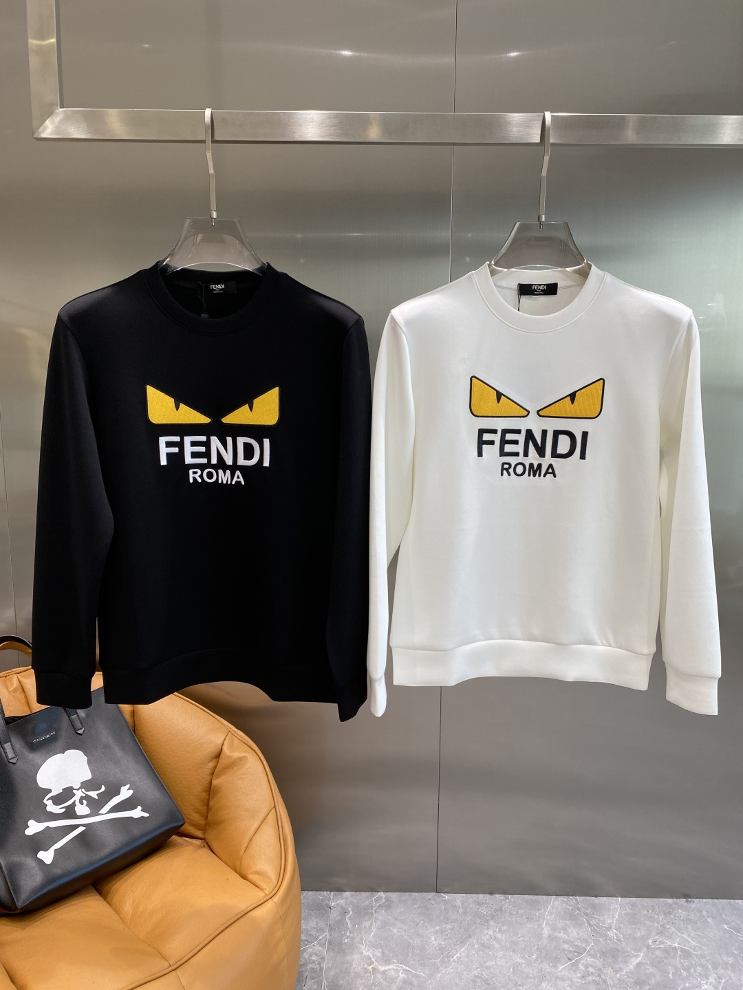 NO:595831,'Fenjia' 25 autumn and winter new air layer round-neck sweatshirt, front brand logo design, creative reinterpretation of the brand's iconic design, using 400 grams of lyocell air layer fabric, which has the characteristics of soft, warm, comfortable, good breathability, light and drape, and the quad fiber structure makes the fabric less prone to wrinkles, matching collar, cuffs and hem ribs; color black, white  Sizes M-3XL next day,,fendi,hoodie,sweatshirts,alexander wang19860909《芬家》 25秋冬新品空气层 圆领卫衣,正面品牌标识设计,创意重释品牌标志性设计,采用400克重莱赛尔空气层面料,其特性柔透保暖舒适透气性佳、轻盈有垂感、四重纤维构造使得面料不容易产生皱褶,配套衣领、袖口及下脚边罗纹； 颜色黑色、白色 尺码M-3XL隔天,,fendi,hoodie,sweatshirts,alexander wang,Men's clothing