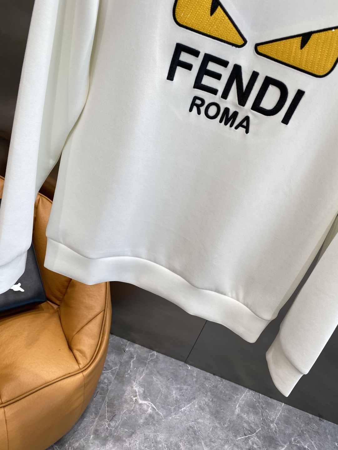 《𝙉𝙚𝙬🤍🖤芬家》25秋冬新品空气层 圆领卫衣，正面品牌标识设计，创意重释品牌标志性设计，采用400克重