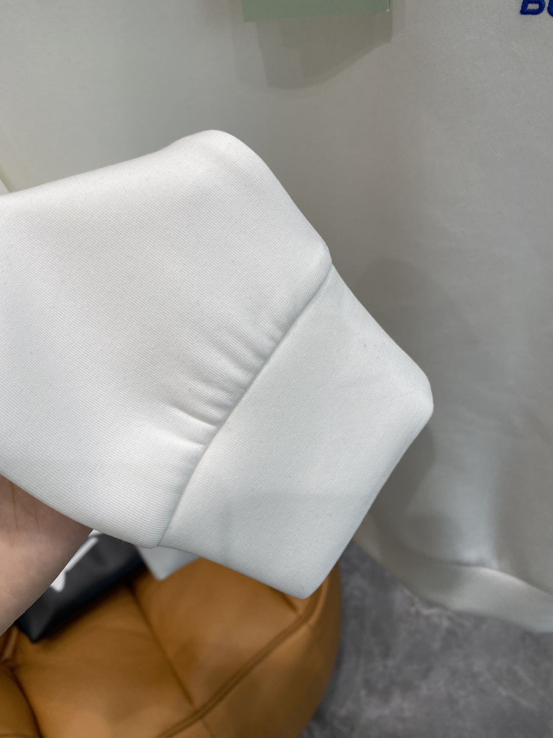 《𝙉𝙚𝙬🤍🖤巴家》25秋冬新品空气层 圆领卫衣，正面品牌标识设计，创意重释品牌标志性设计，采用400克重