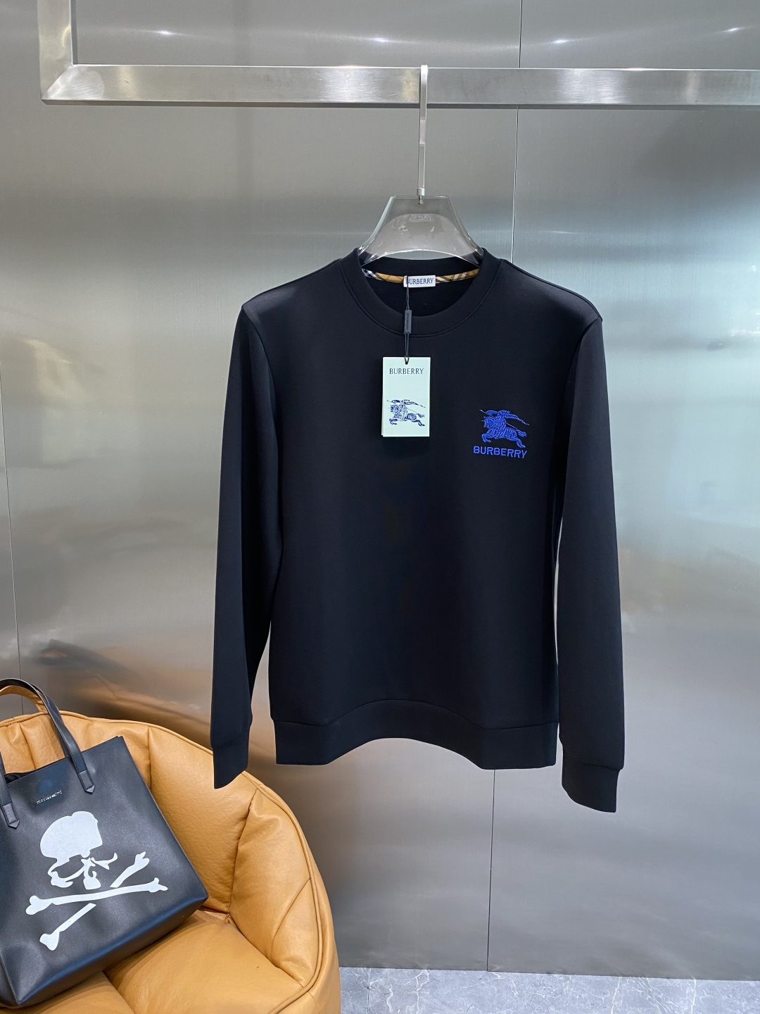 《𝙉𝙚𝙬🤍🖤巴家》25秋冬新品空气层 圆领卫衣，正面品牌标识设计，创意重释品牌标志性设计，采用400克重