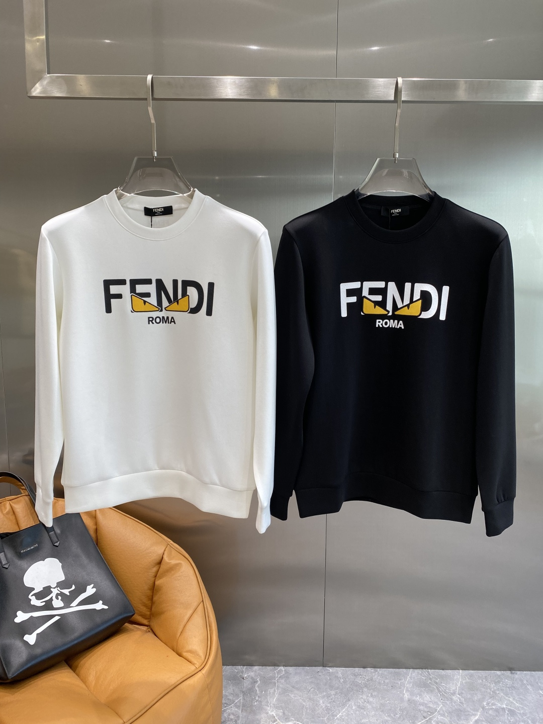 NO:595840,'Fenjia' 25 autumn and winter new air layer round-neck sweatshirt, front brand logo design, creative reinterpretation of the brand's iconic design, using 400 grams of lyocell air layer fabric, which has the characteristics of soft, warm, comfortable, good breathability, light and drape, and the quad fiber structure makes the fabric less prone to wrinkles, matching collar, cuffs and hem ribs; color black, white  Sizes M-3XL next day,,fendi,hoodie,sweatshirts,alexander wang19860909《芬家》 25秋冬新品空气层 圆领卫衣,正面品牌标识设计,创意重释品牌标志性设计,采用400克重莱赛尔空气层面料,其特性柔透保暖舒适透气性佳、轻盈有垂感、四重纤维构造使得面料不容易产生皱褶,配套衣领、袖口及下脚边罗纹； 颜色黑色、白色 尺码M-3XL隔天,,fendi,hoodie,sweatshirts,alexander wang,Men's clothing