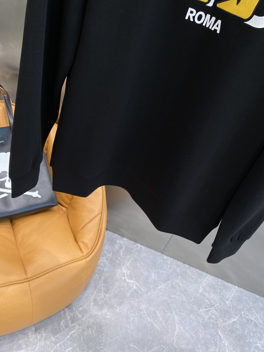 《𝙉𝙚𝙬🤍🖤芬家》25秋冬新品空气层 圆领卫衣，正面品牌标识设计，创意重释品牌标志性设计，采用400克重