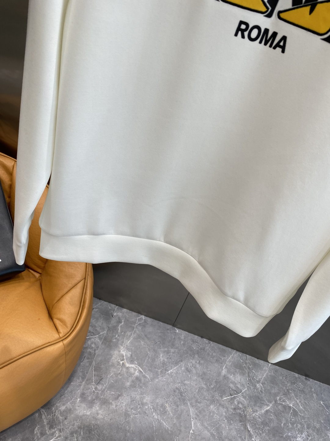 《𝙉𝙚𝙬🤍🖤芬家》25秋冬新品空气层 圆领卫衣，正面品牌标识设计，创意重释品牌标志性设计，采用400克重