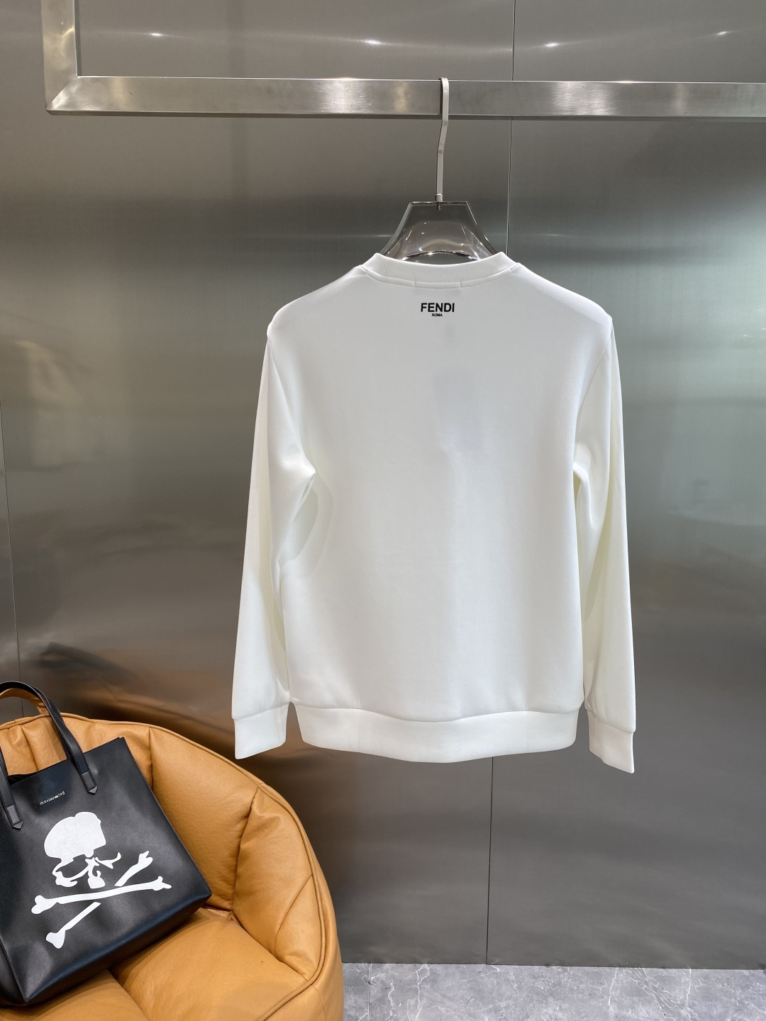 《𝙉𝙚𝙬🤍🖤芬家》25秋冬新品空气层 圆领卫衣，正面品牌标识设计，创意重释品牌标志性设计，采用400克重