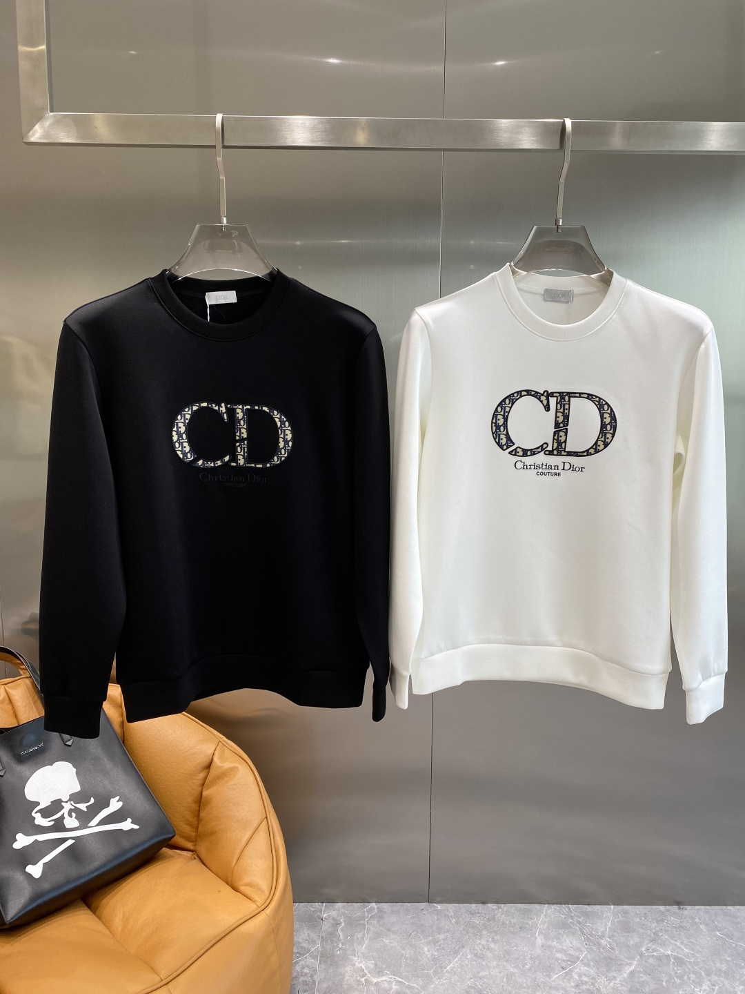 NO:595814,'DI Jia' 25 new autumn and winter air layer round-neck sweatshirt, front brand logo design, creative reinterpretation of the brand's iconic design, using 400 grams of lyocell air layer fabric, which has the characteristics of soft, warm, comfortable, good breathability, light and drape, and the quad fiber structure makes the fabric less prone to wrinkles, matching collar, cuffs and hem ribbing; color black, white  Sizes M-3XL next day, dior, hoodie, sweatshirts, alexander wang19860909《迪家》 25秋冬新品空气层 圆领卫衣,正面品牌标识设计,创意重释品牌标志性设计,采用400克重莱赛尔空气层面料,其特性柔透保暖舒适透气性佳、轻盈有垂感、四重纤维构造使得面料不容易产生皱褶,配套衣领、袖口及下脚边罗纹； 颜色黑色、白色 尺码M-3XL隔天,,dior,hoodie,sweatshirts,alexander wang,Men's clothing