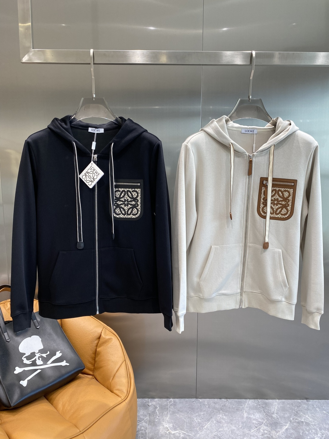 NO:595823,'Luo Family' ss has a hot new style in autumn, the highest version of fashionable cardigan and sweatshirt, a classic that must be released every year. Favored and respected by major stars, it uses high-end European cotton blended fabrics, heavy craftsmanship, original hardware accessories and logo design, soft and smooth, and dense texture!  Stylish upper body!  One of the impeccable must-have styles for autumn!  M-3XL next day,,loewe,hoodie,sweatshirts,alexander wang19860909《罗家》 ss秋季大爆新款,最高版本时尚开衫卫衣、每年必出的经典之作.受各大明星的青睐推崇,精选高端欧棉混纺面料,重工艺制作,原版五金辅料logo设计,柔软顺滑,质地密实！上身时尚有型！秋季无可挑剔必选款式之一！M-3XL隔天,,loewe,hoodie,sweatshirts,alexander wang,Men's clothing