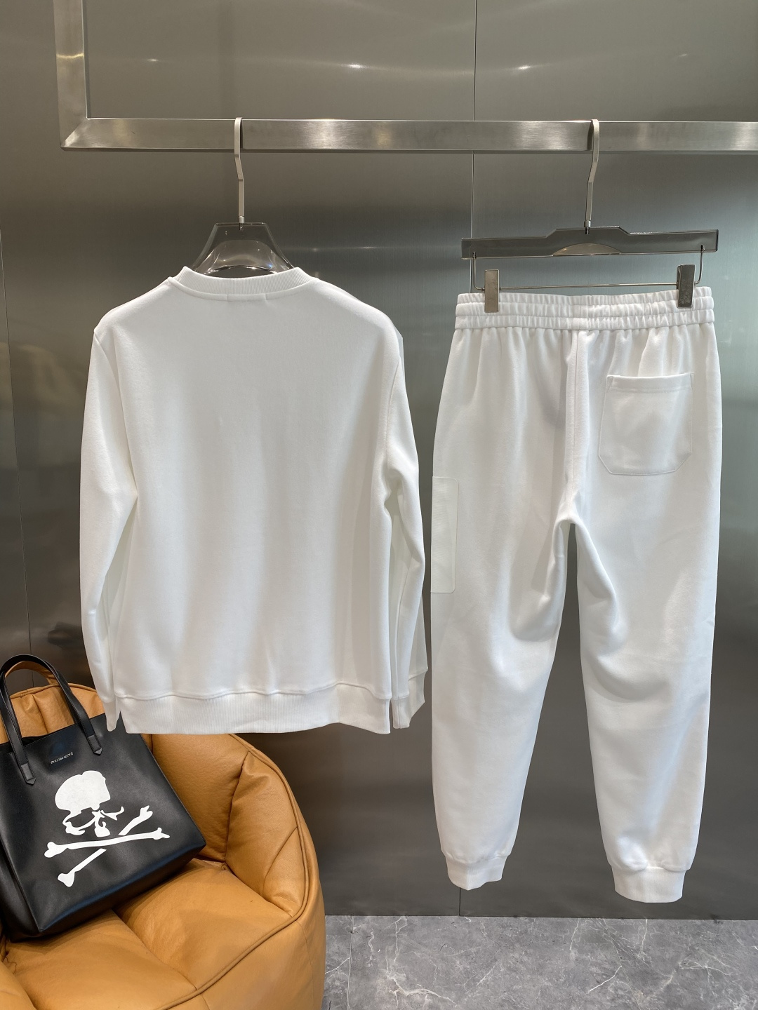 《𝙉𝙚𝙬🤍🖤鸟家》2025秋冬最新品套装-同步有售，原单狠货休闲时尚套装，上身很有特点！吸睛而有亮点，进