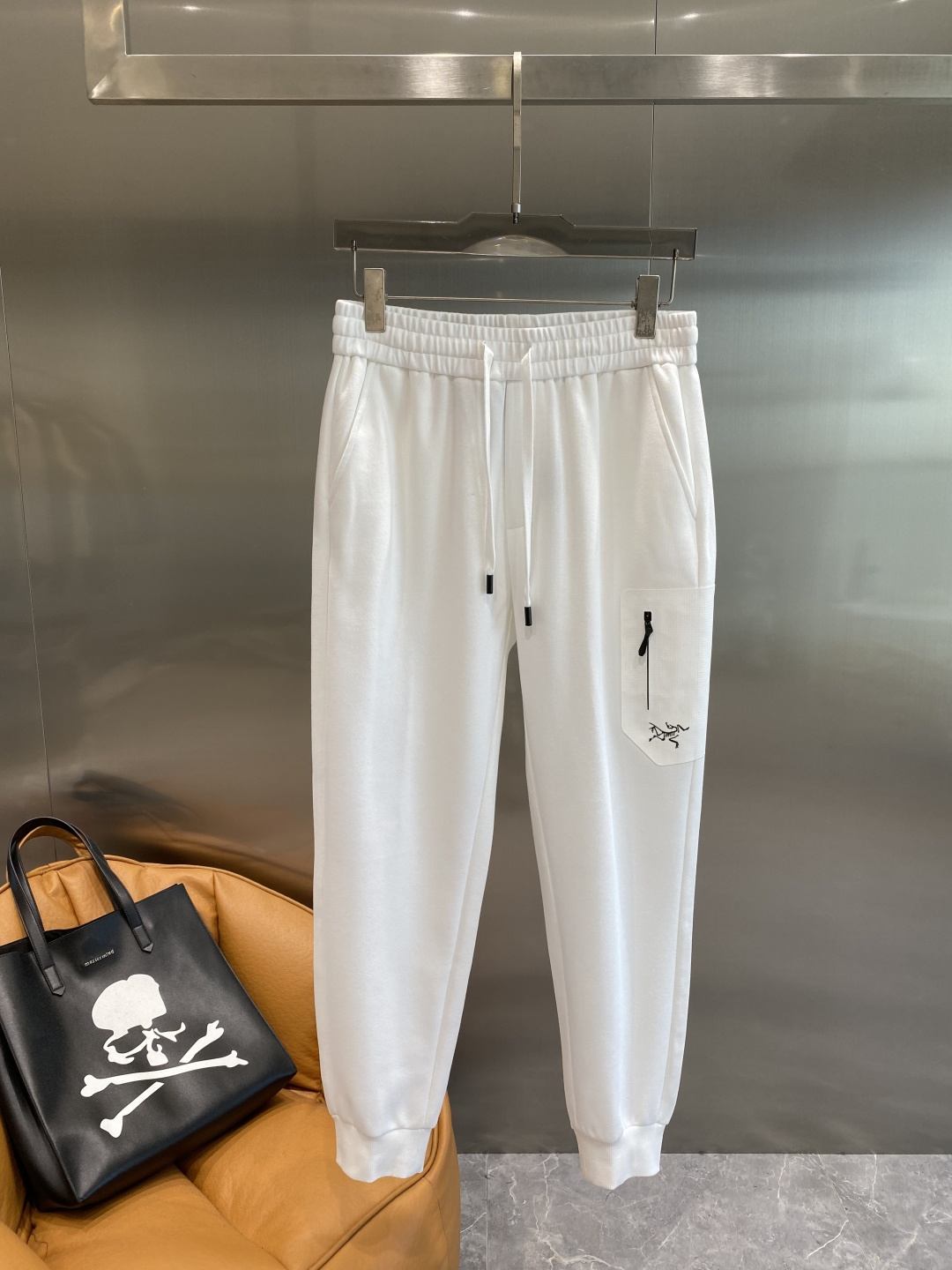 《𝙉𝙚𝙬🤍🖤鸟家》2025秋冬最新品套装-同步有售，原单狠货休闲时尚套装，上身很有特点！吸睛而有亮点，进