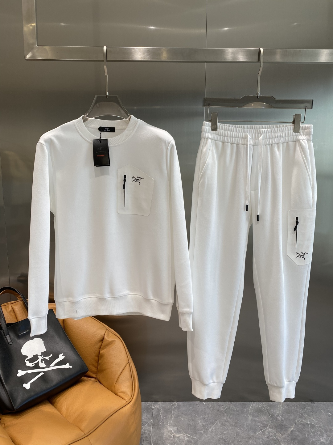 《𝙉𝙚𝙬🤍🖤鸟家》2025秋冬最新品套装-同步有售，原单狠货休闲时尚套装，上身很有特点！吸睛而有亮点，进