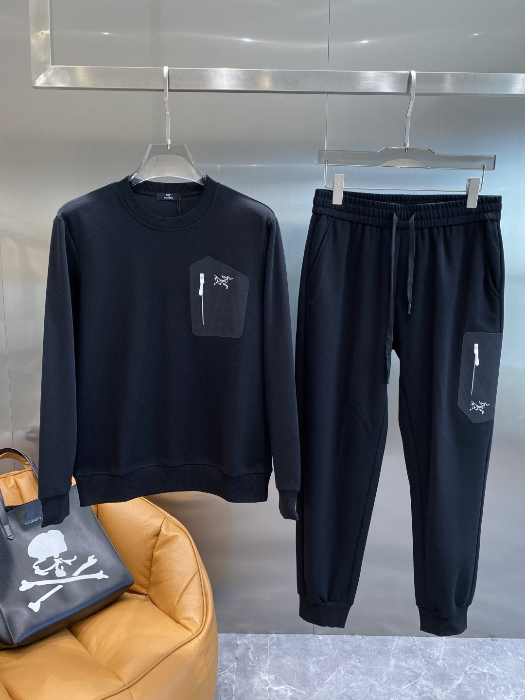 《𝙉𝙚𝙬🤍🖤鸟家》2025秋冬最新品套装-同步有售，原单狠货休闲时尚套装，上身很有特点！吸睛而有亮点，进