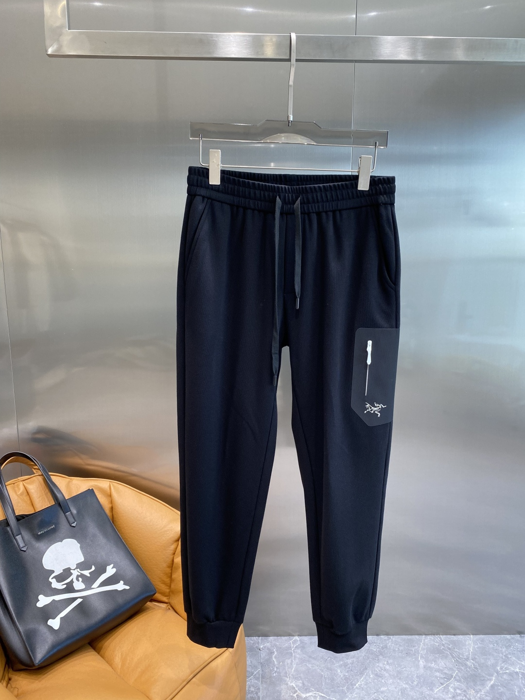 《𝙉𝙚𝙬🤍🖤鸟家》2025秋冬最新品套装-同步有售，原单狠货休闲时尚套装，上身很有特点！吸睛而有亮点，进