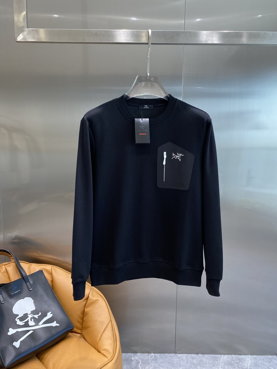 《𝙉𝙚𝙬🤍🖤鸟家》2025秋冬最新品套装-同步有售，原单狠货休闲时尚套装，上身很有特点！吸睛而有亮点，进