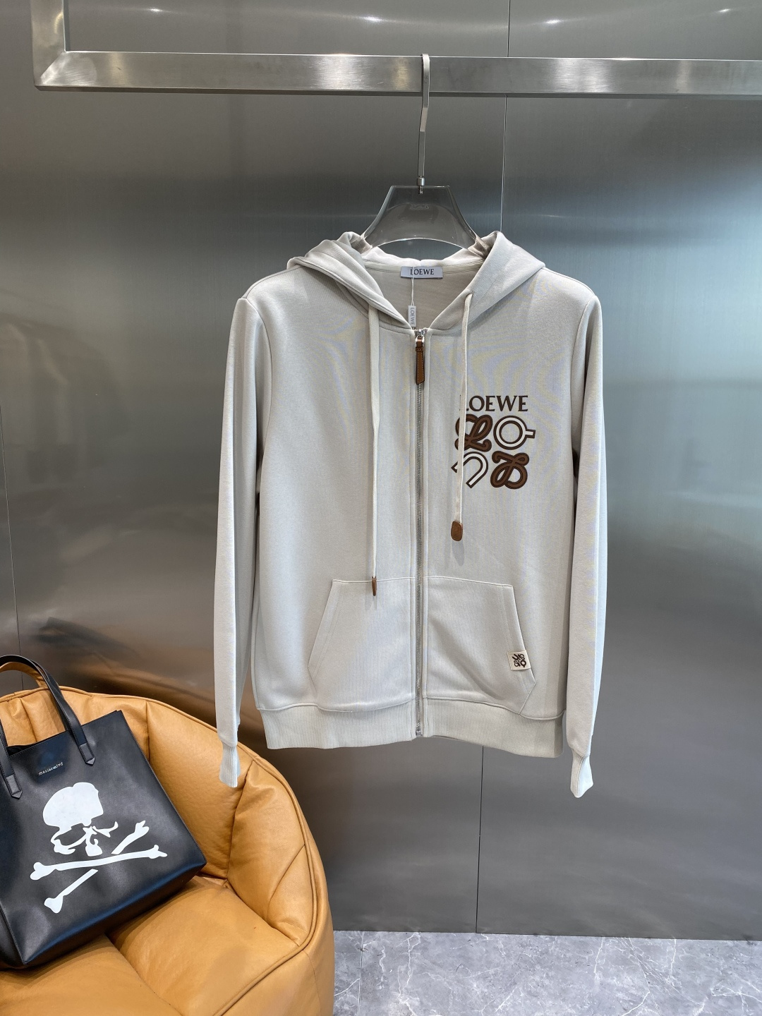 《𝙉𝙚𝙬🤍🖤 罗家》酷帅运动套装，时尚界的低调奢华担当经典黑色，沉稳大气又百搭。外套和裤子侧边精致的品牌