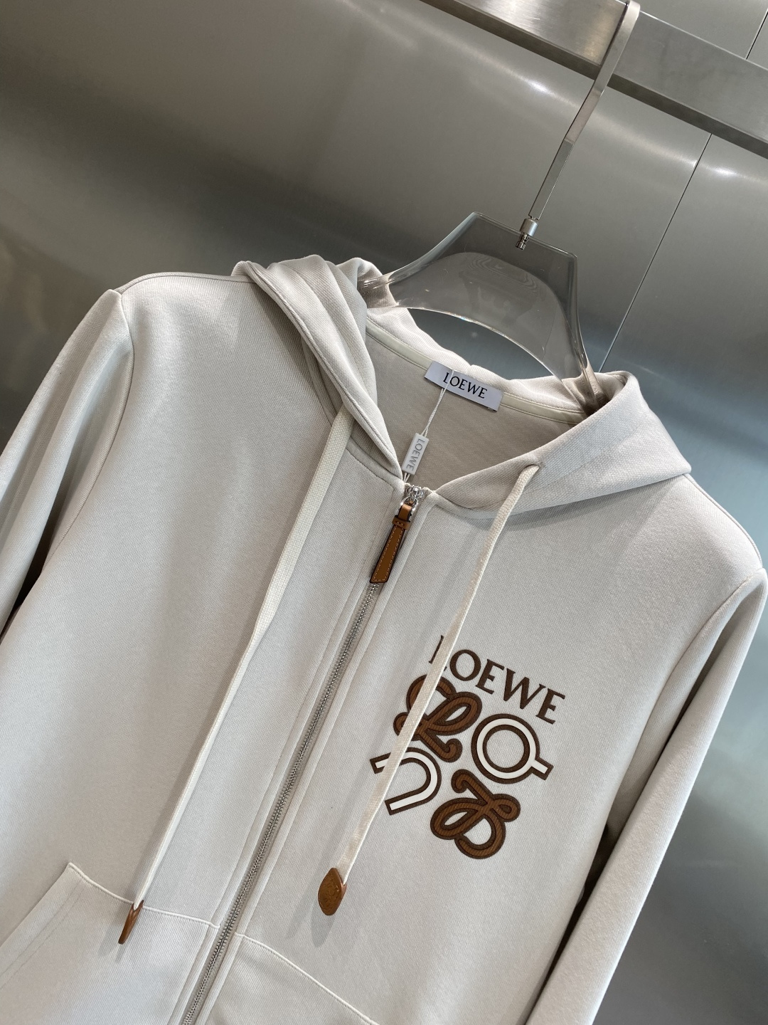 《𝙉𝙚𝙬🤍🖤 罗家》酷帅运动套装，时尚界的低调奢华担当经典黑色，沉稳大气又百搭。外套和裤子侧边精致的品牌