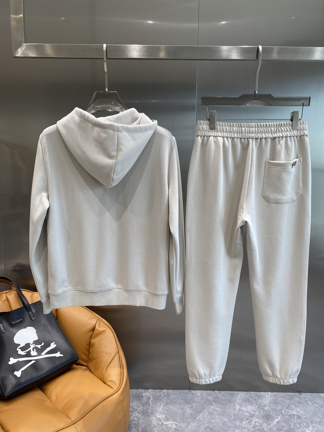 《𝙉𝙚𝙬🤍🖤 罗家》酷帅运动套装，时尚界的低调奢华担当经典黑色，沉稳大气又百搭。外套和裤子侧边精致的品牌