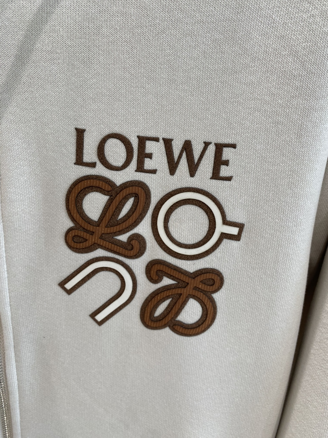 《𝙉𝙚𝙬🤍🖤 罗家》酷帅运动套装，时尚界的低调奢华担当经典黑色，沉稳大气又百搭。外套和裤子侧边精致的品牌