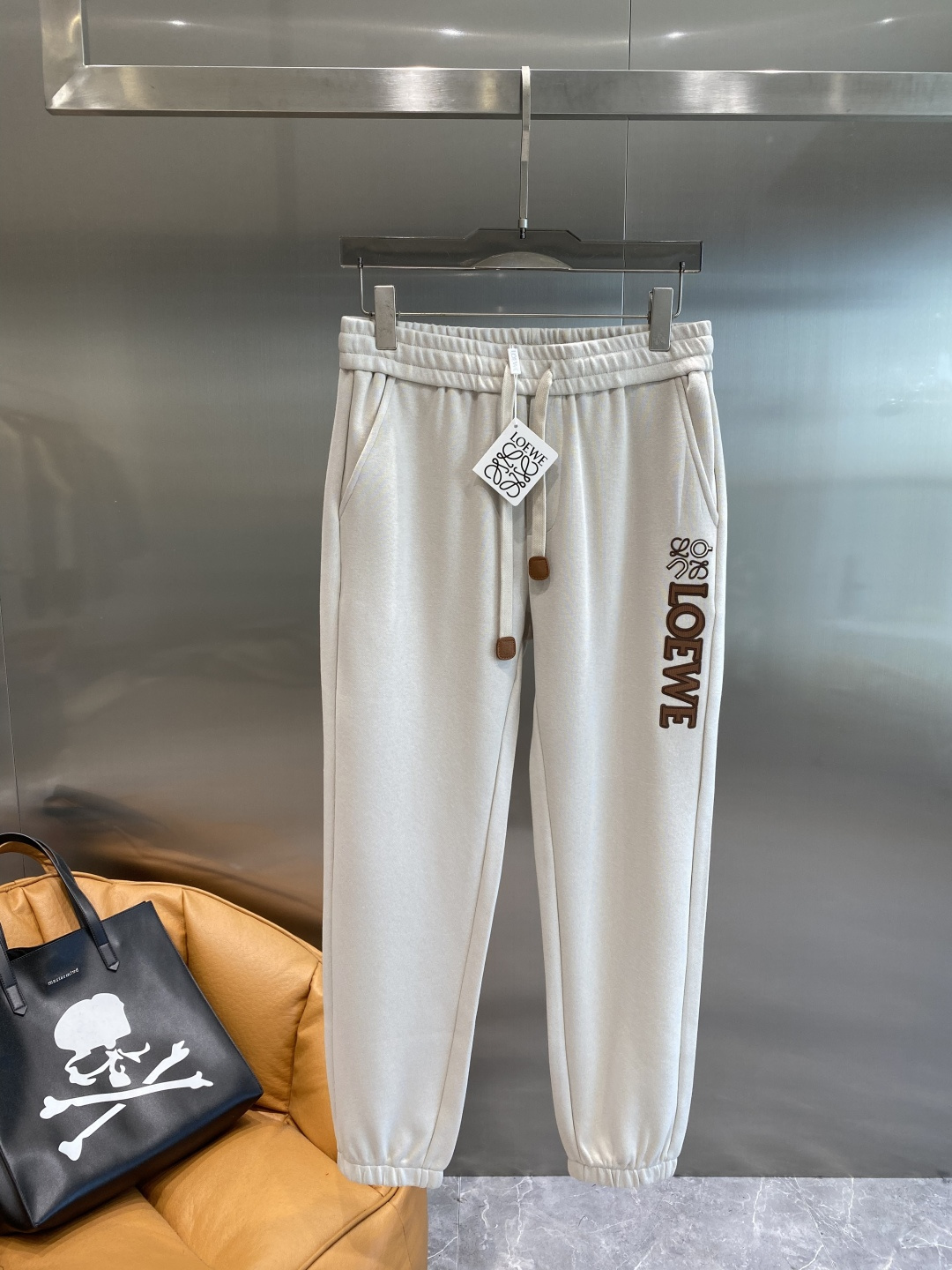 《𝙉𝙚𝙬🤍🖤 罗家》酷帅运动套装，时尚界的低调奢华担当经典黑色，沉稳大气又百搭。外套和裤子侧边精致的品牌