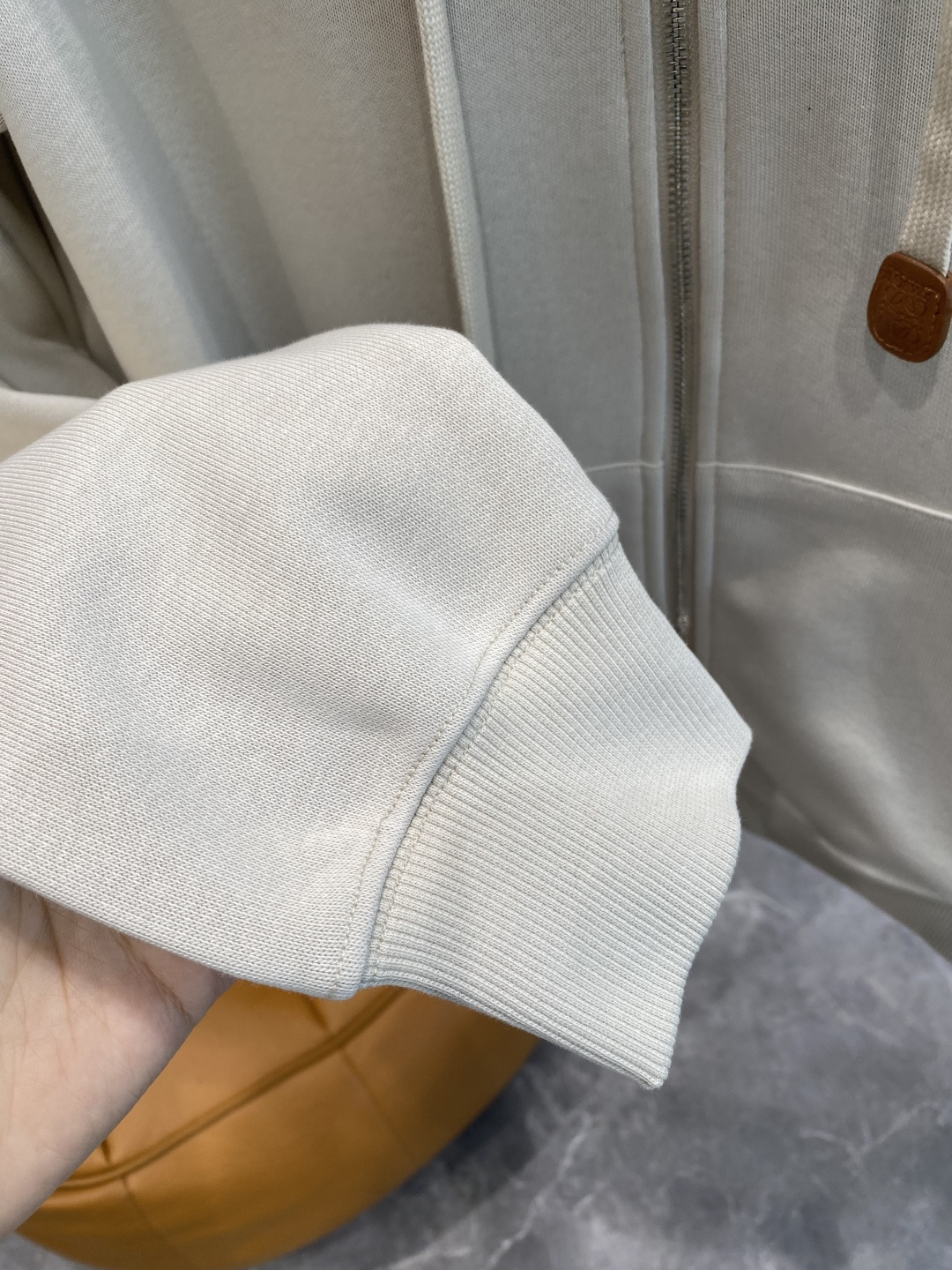 《𝙉𝙚𝙬🤍🖤 罗家》酷帅运动套装，时尚界的低调奢华担当经典黑色，沉稳大气又百搭。外套和裤子侧边精致的品牌